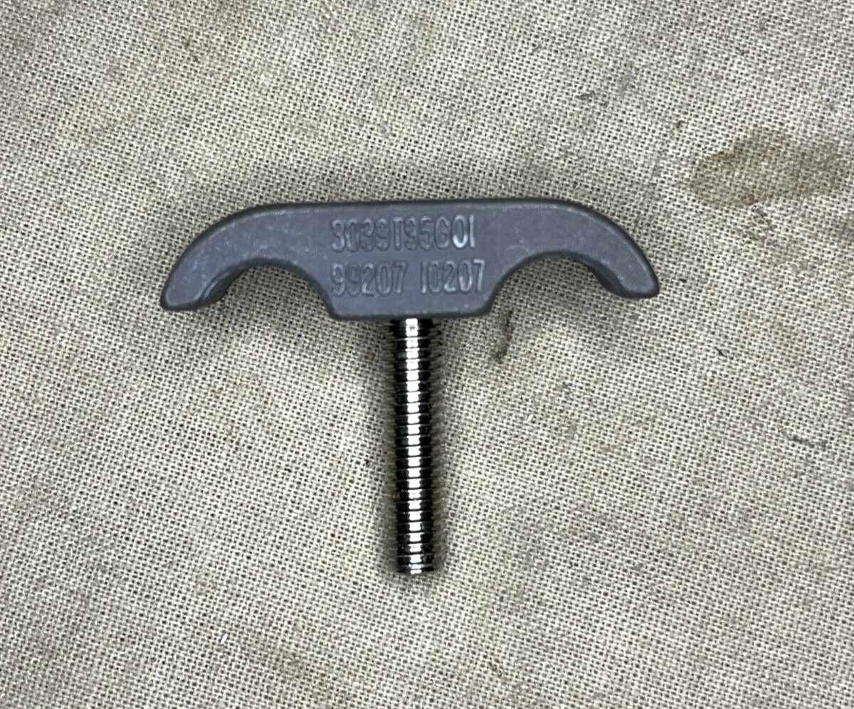 AIRCRAFT ENGINE F-404 3039T95G01 TUBE CLAMP HALF 10158518 2840-01-135-1402 NOS