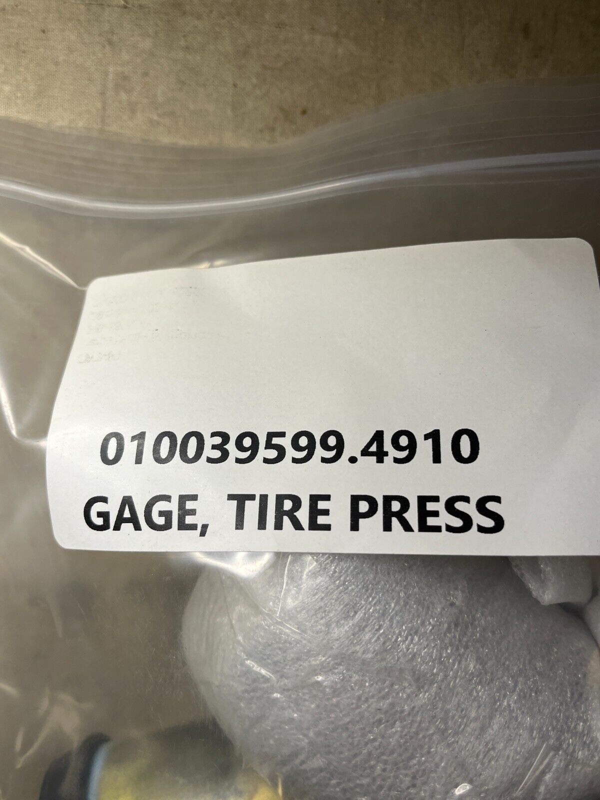 SURPLUS 61-J2-1506 SELF CONTAINED TIRE PRESSURE GAGE 1352190 4910-01-003-9599