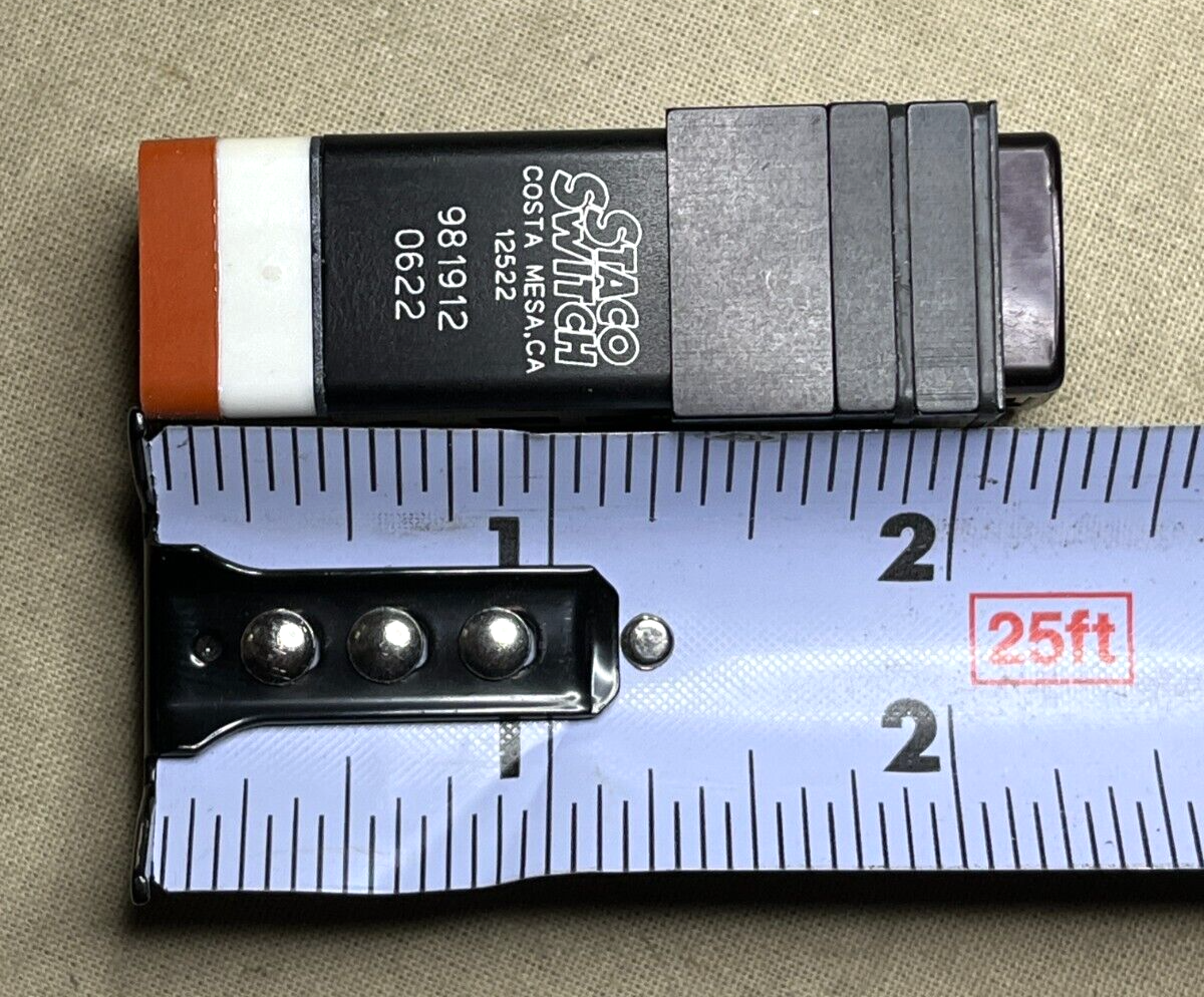 STACO SWITCH 631369-014 PUSH SWITCHES LAMP ASSEMBLY 981912 0622 6240-01-432-5092