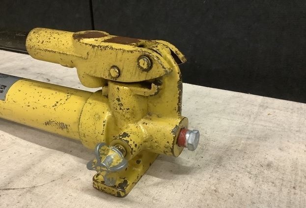 ENERPAC P39 SINGLE SPEED HYDRAULIC HAND PUMP 700 BAR J2816K