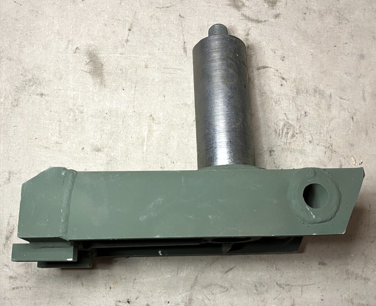 M332 1 1/2-TON, 2-WHEEL TRAILER 12259828 8331539 WHEEL SPINDLE 2530-00-693-0736