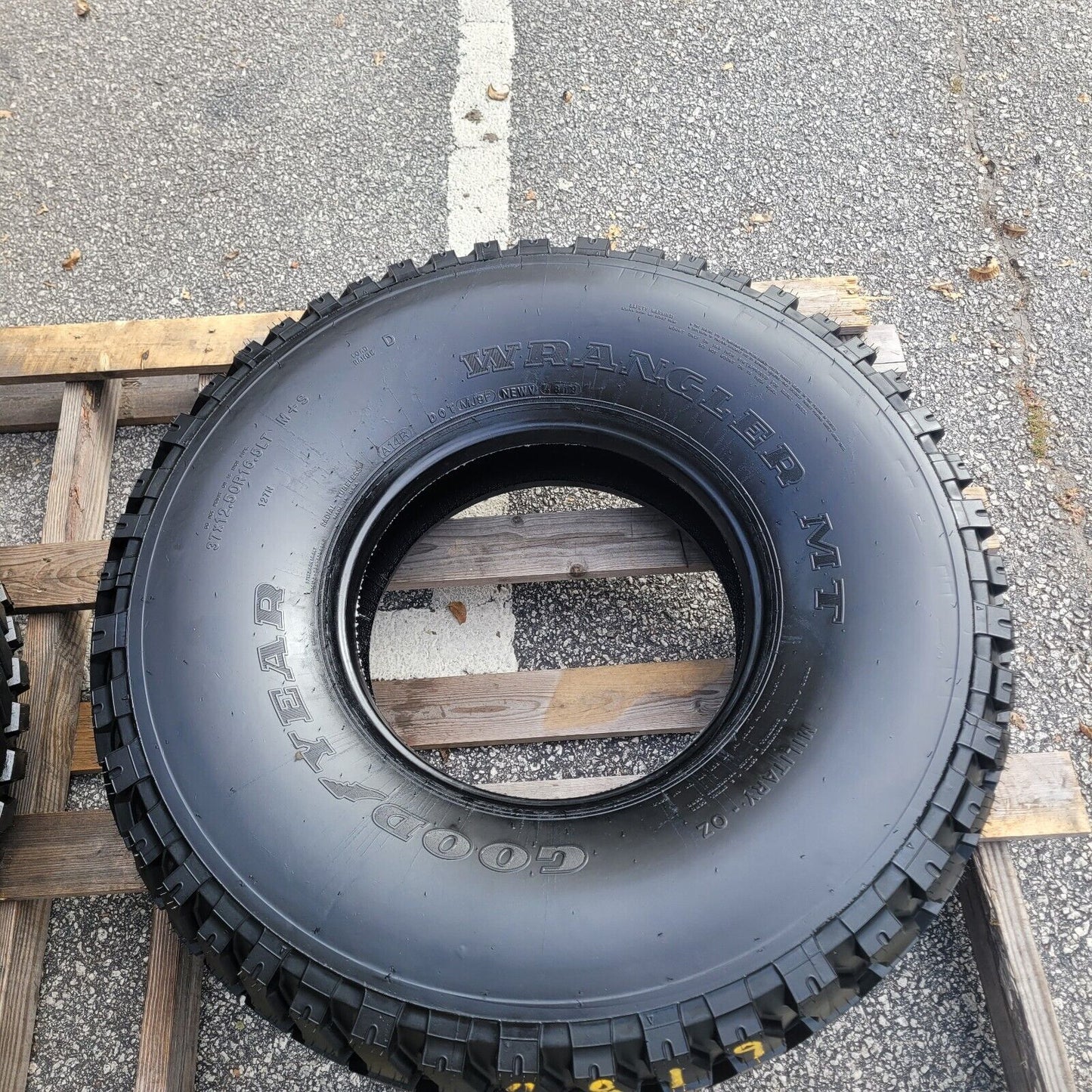HUMVEE HMMWV TIRE WITH GOODYEAR M998 HUMMER H1 37X12.5X16.5 RADIAL 90-95%