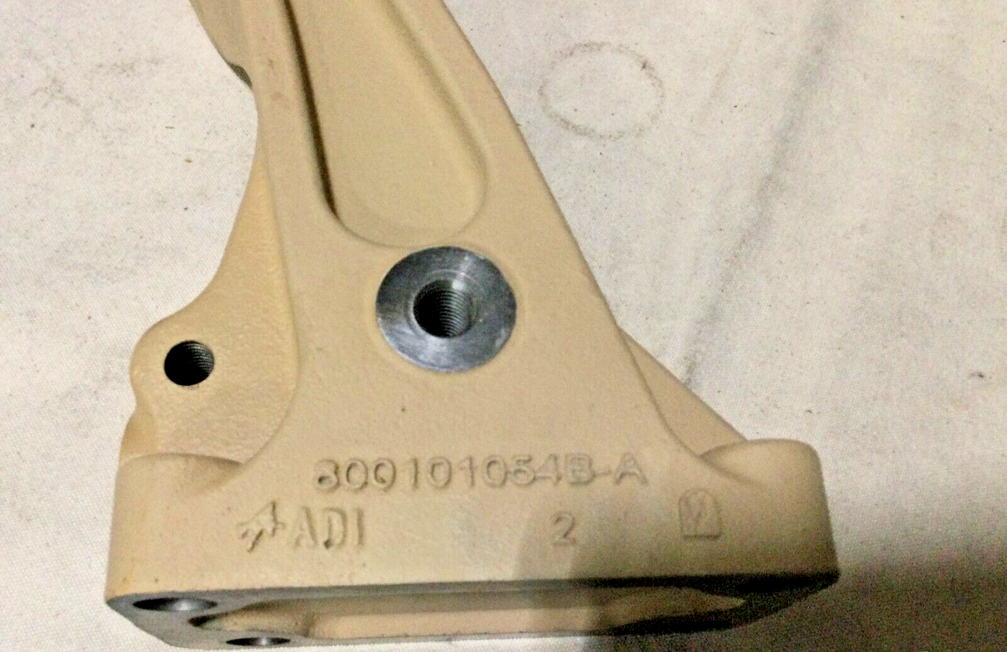 MRAP-MAXXPRO DASH NAVISTAR 3792647C1 STEERING ARM SUPPORT RH 2530-01-583-8519