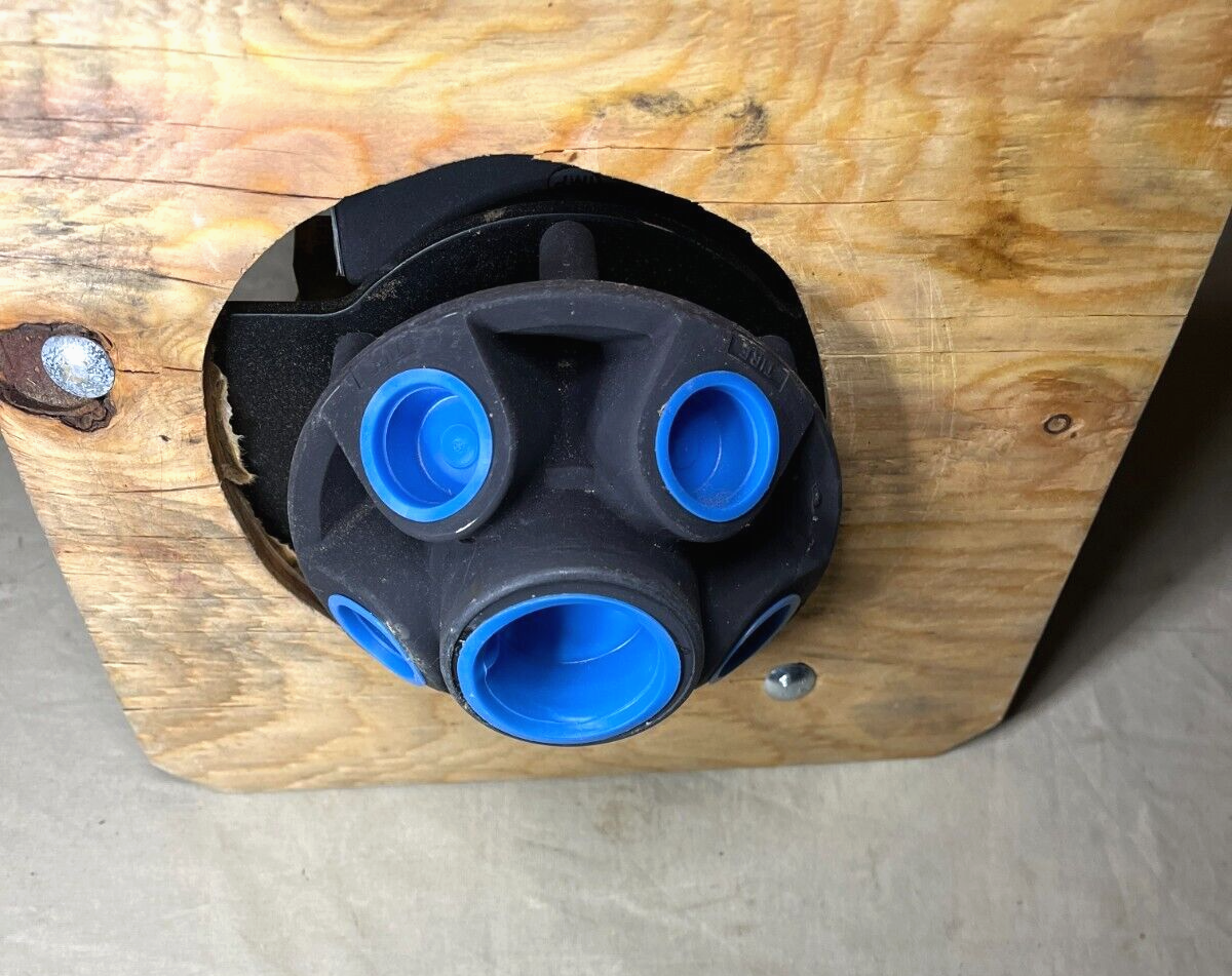 HEMTT M1070, M1075 CM AUTOMOTIVE AIR LINE MANIFOLD 10217023 4730-01-359-9679 NOS