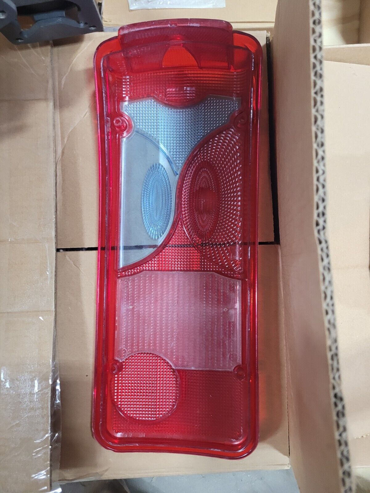 GENUINE MAN 81252296060 PLASTIC GEM BACK LIGHT STOP DX RIGHT FOR DAF TGA TGX