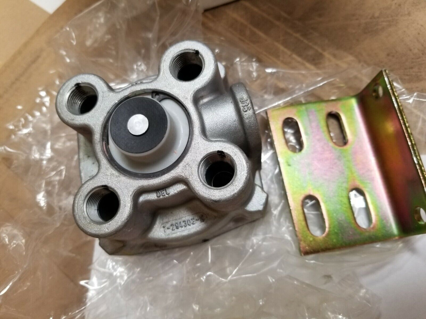 Bendix Pressure Valve 104561 NEW 2530-01-396-5518 Semitrailer Valve Relay Air