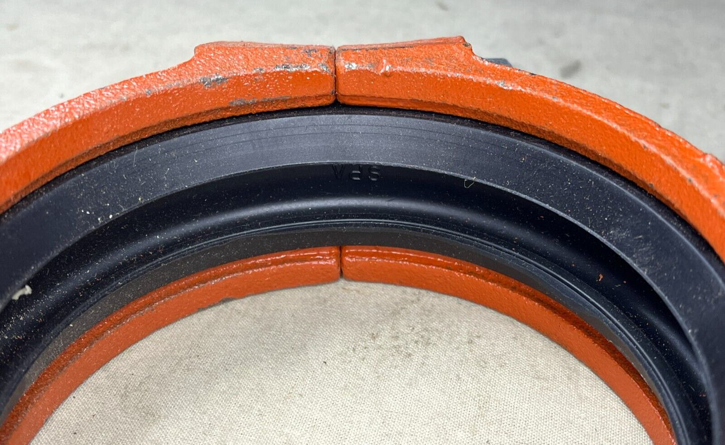 VICTAULIC 4/114.3-75 4'' GROOVED CLAMP COUPLING L040075PTO 5342-00-159-4562 NOS
