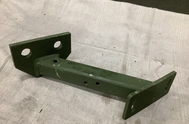 LVSR MKR18 8.2'' PLAIN MOUNTING BRACKET RH 3767271 3694686 5340-01-566-0264