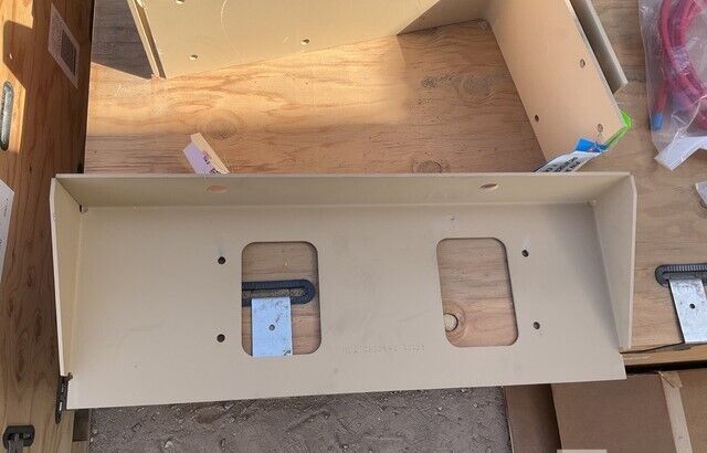 GENUINE MRAP - COUGAR ISS 1.0, 1.5 3845283 OSHKOSH VEHICULAR BRACKET RESERVOIR
