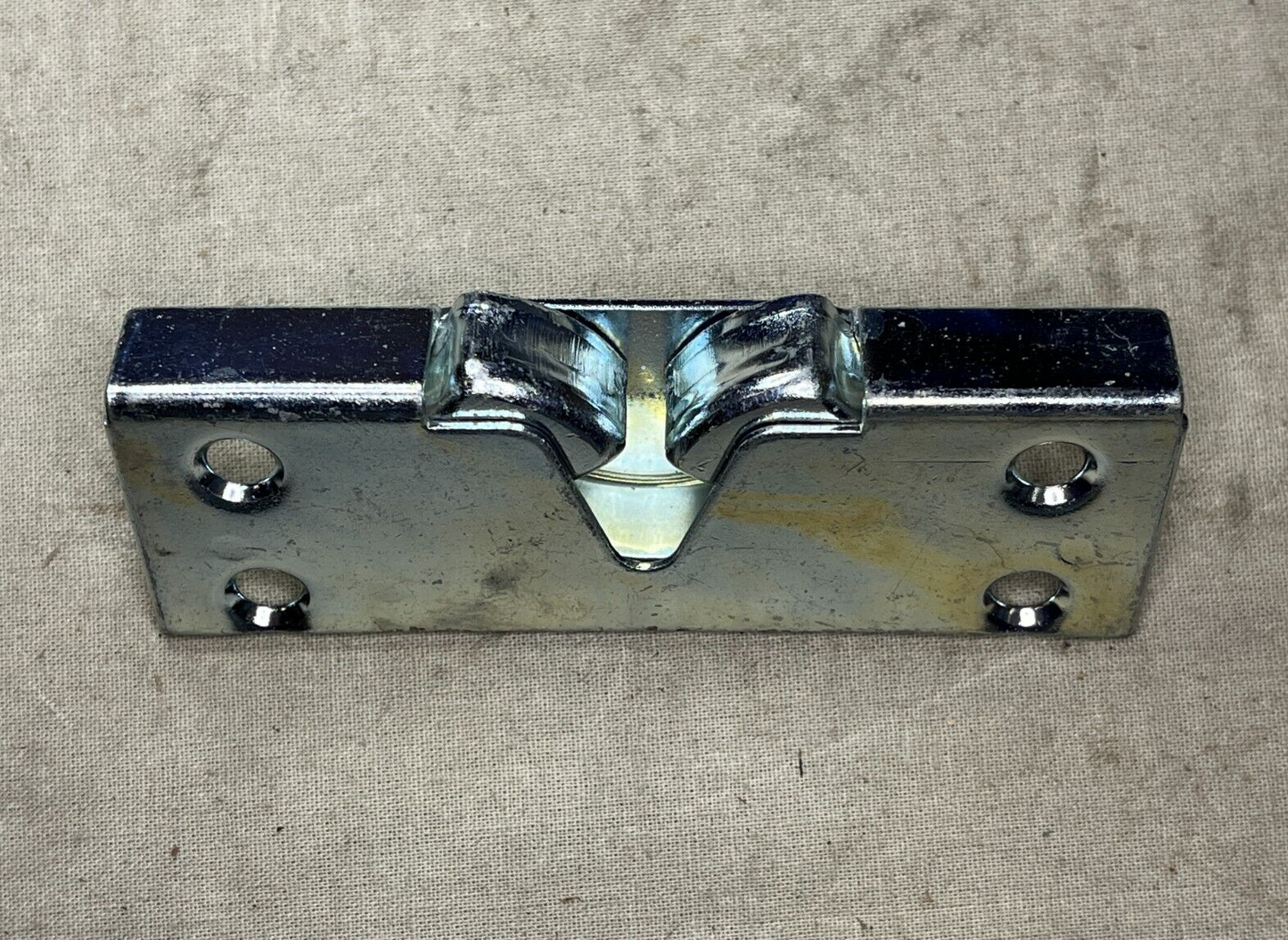 HEMTT OSHKOSH EE36224 7'' RIGHT SIDE DOOR BLACK DOVE TAIL 2510-00-116-0458 NOS