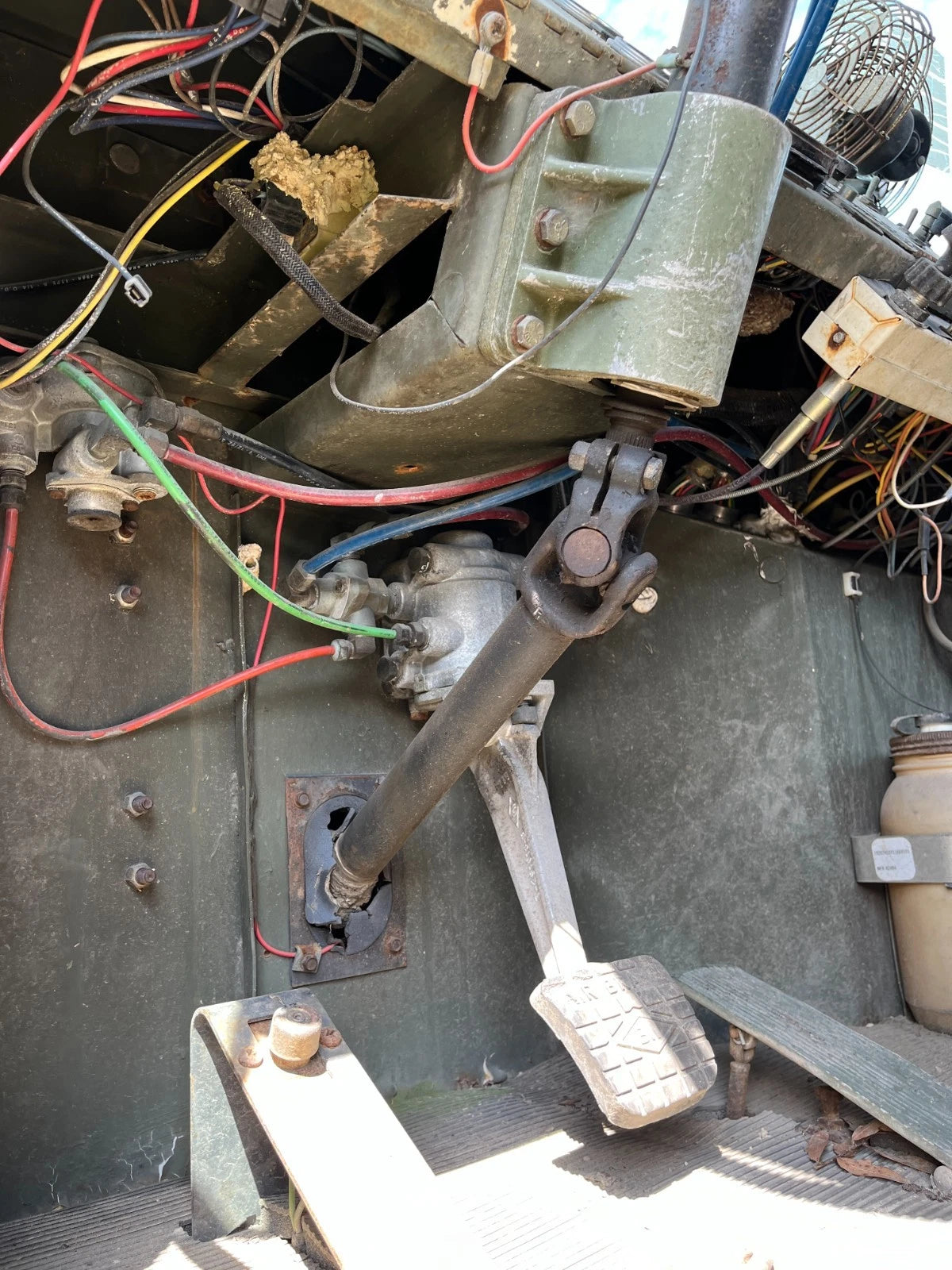 1979 M916 20 TON 6X6 TRACTOR TRUCK FIFTH WHEEL WINCH WITH 9,000 MILES AS-IS