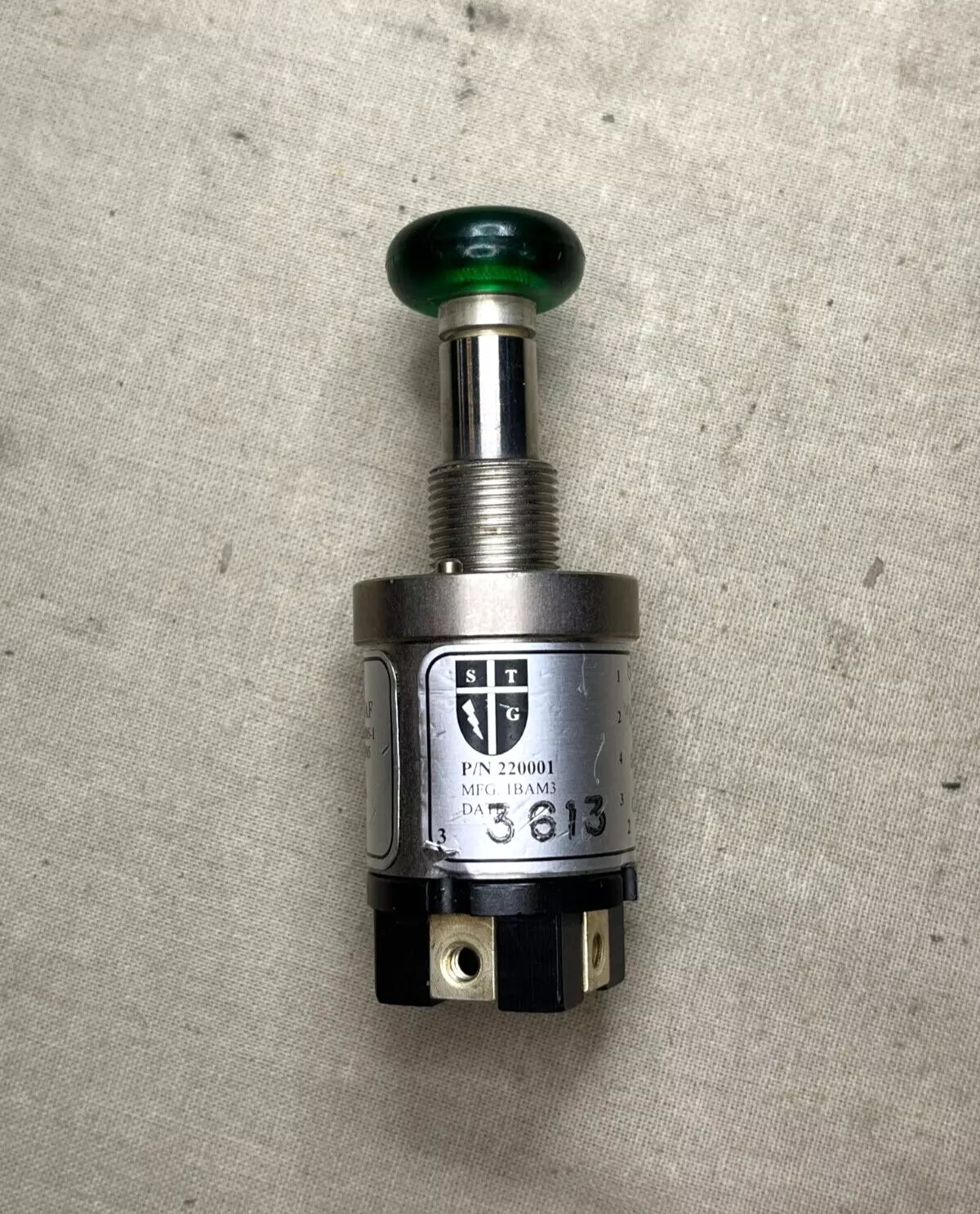 AIRCRAFT GALAXY C-5 USAF 220001 PUSH-PULL SWITCH 8027505-1 5930-00-825-1023