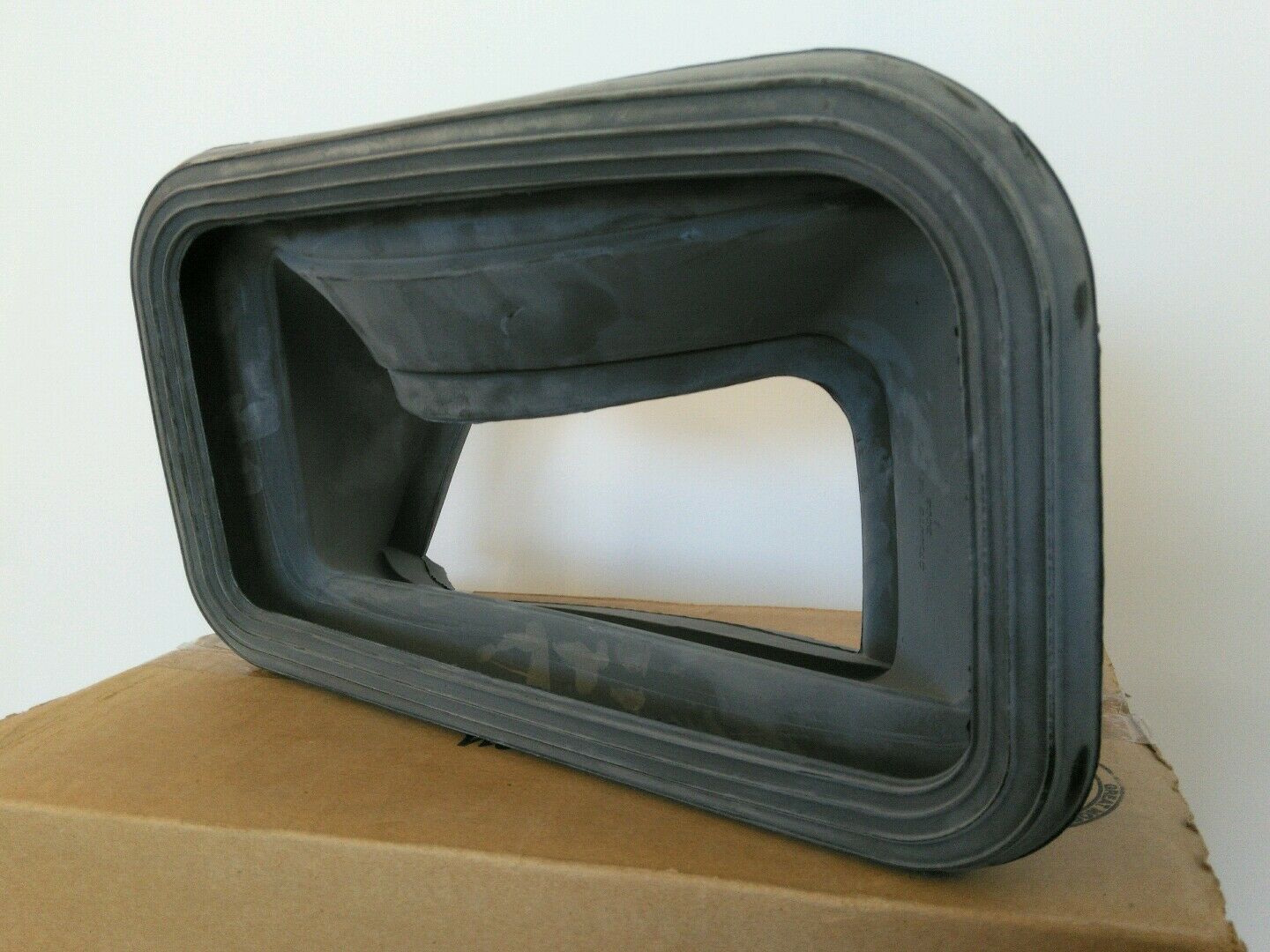 NAVISTAR 5330-01-566-5886 Air Cleaner Duct P/N 2589940C1 Hood to Filter Housing