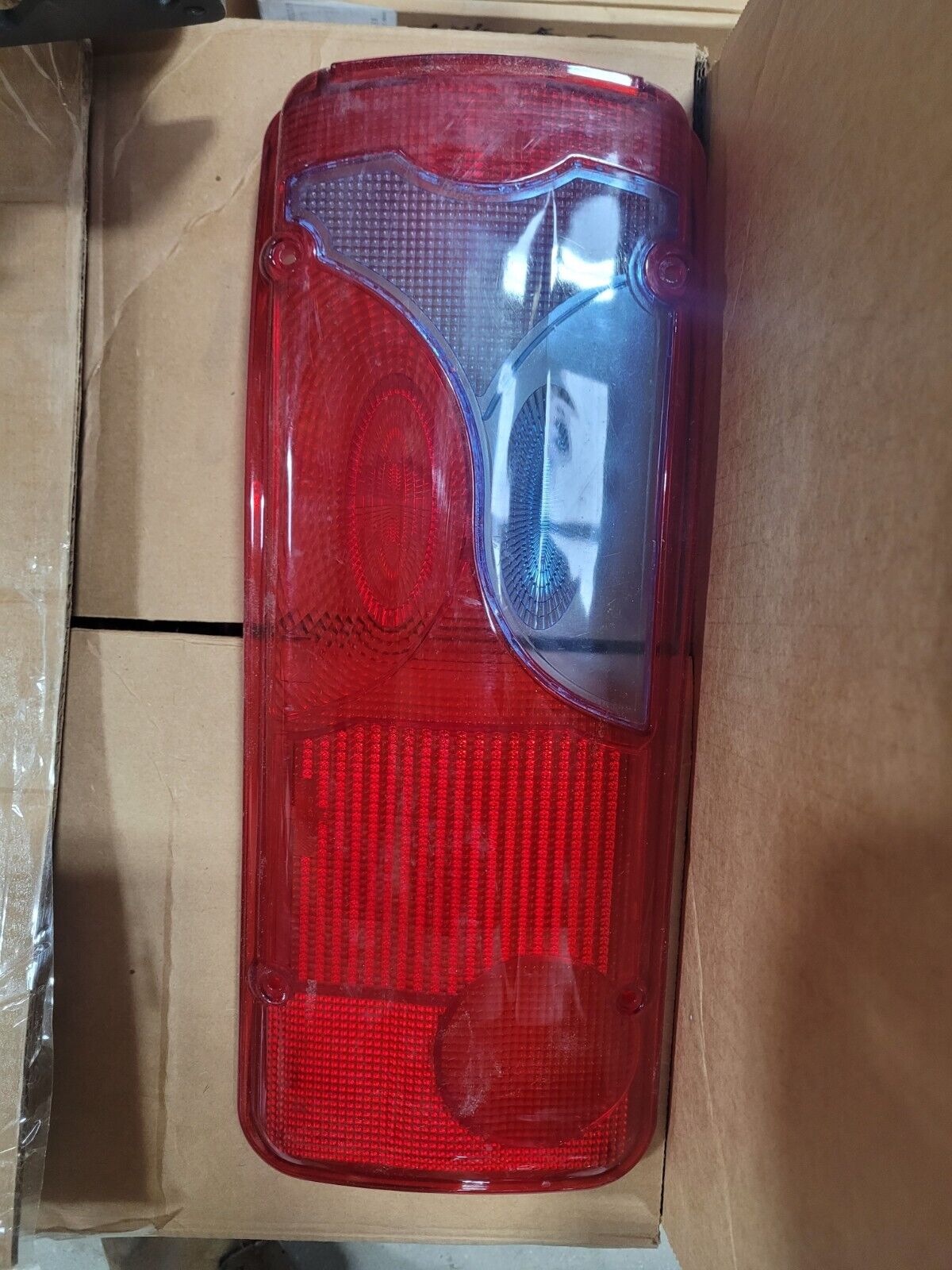 GENUINE MAN 81252296060 PLASTIC GEM BACK LIGHT STOP DX RIGHT FOR DAF TGA TGX