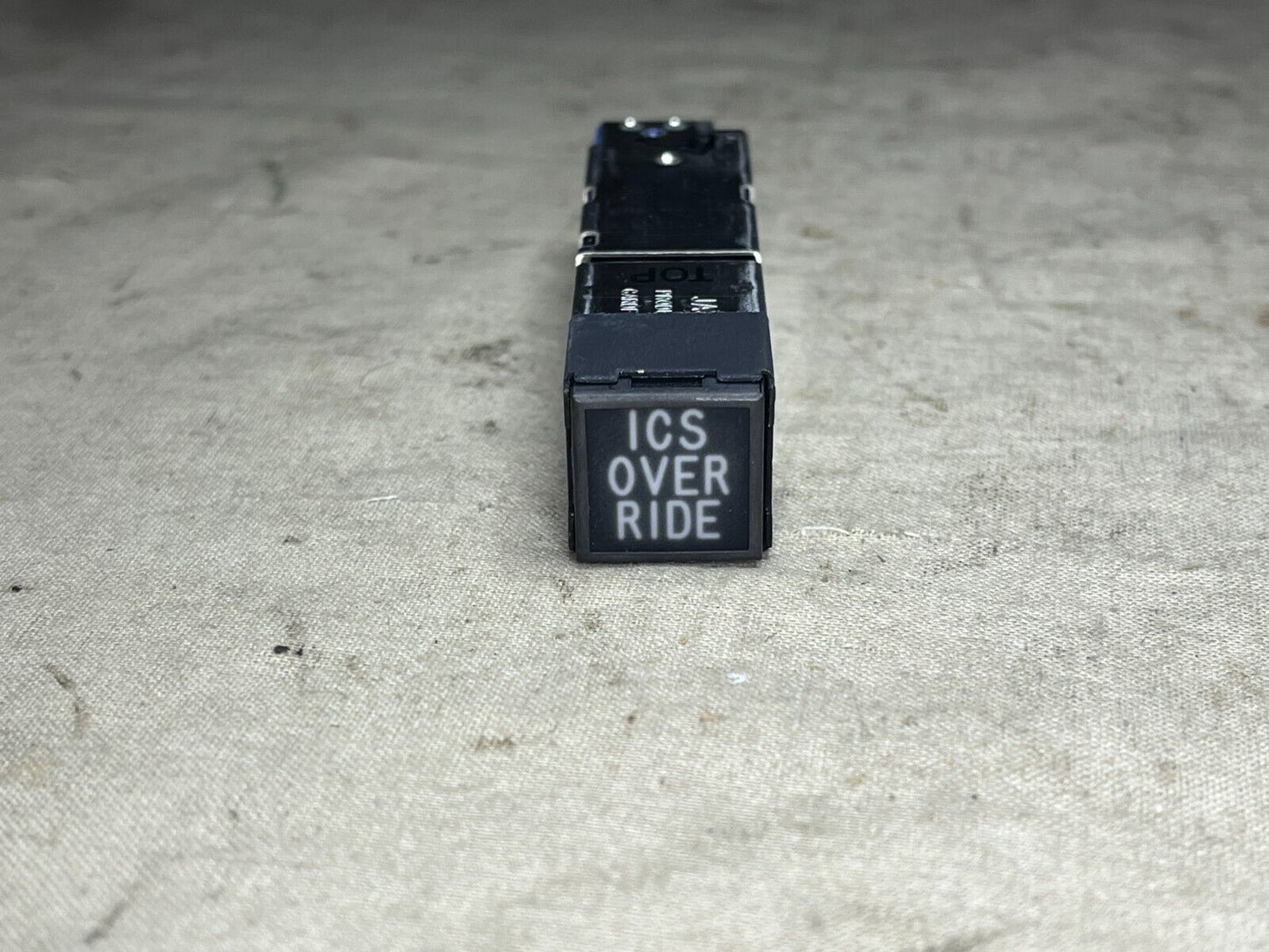 AIRCRAFT ORION P-3 DUCOMMUN 10620TI-24 ICS OVER RID PUSH SWITCH 5930-01-131-8788