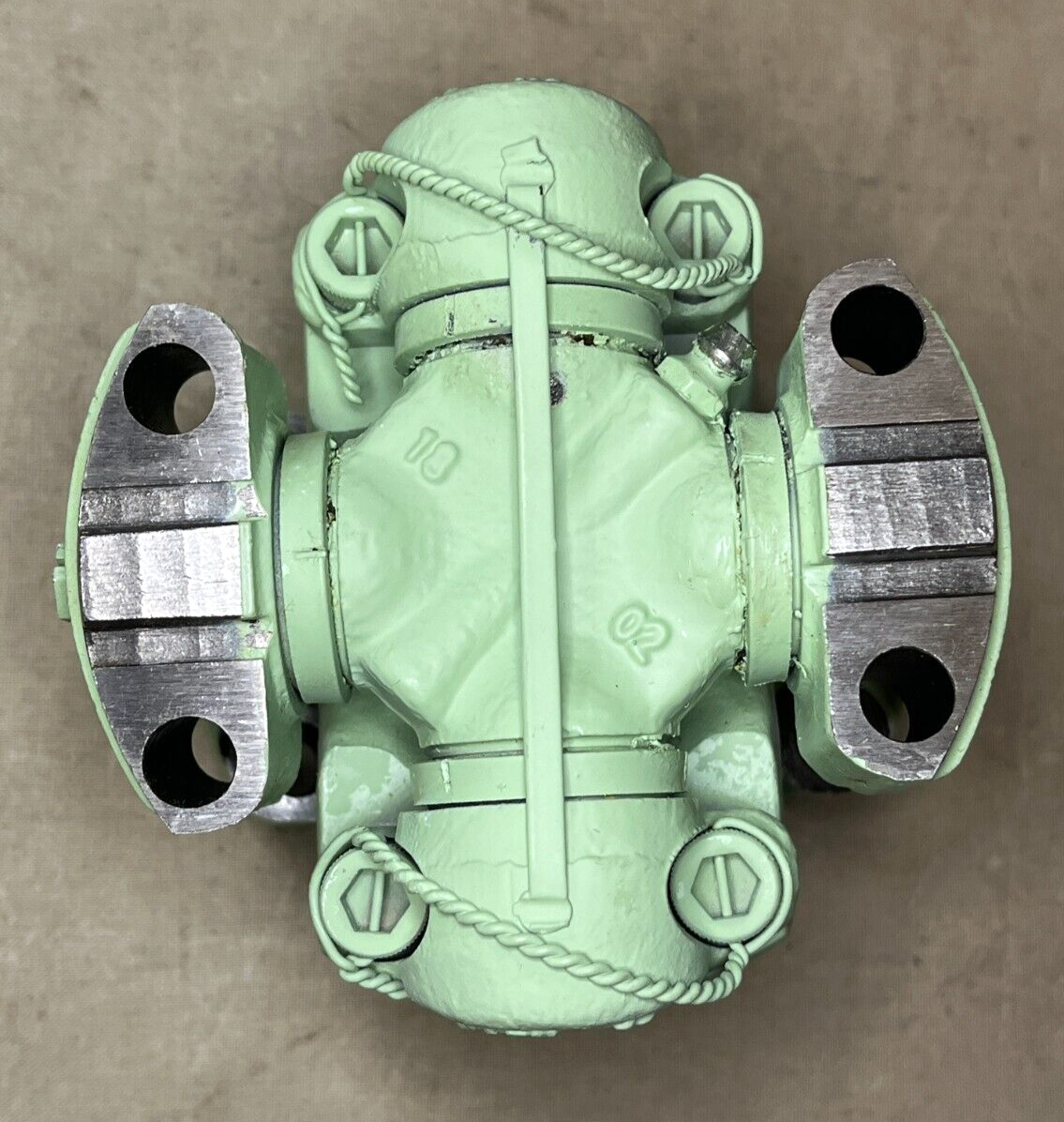 MILITARY AAVR-7A1 GKN ROCKFORD 4-70481 UNIVERSAL JOINT 2587079 520-00-428-0974