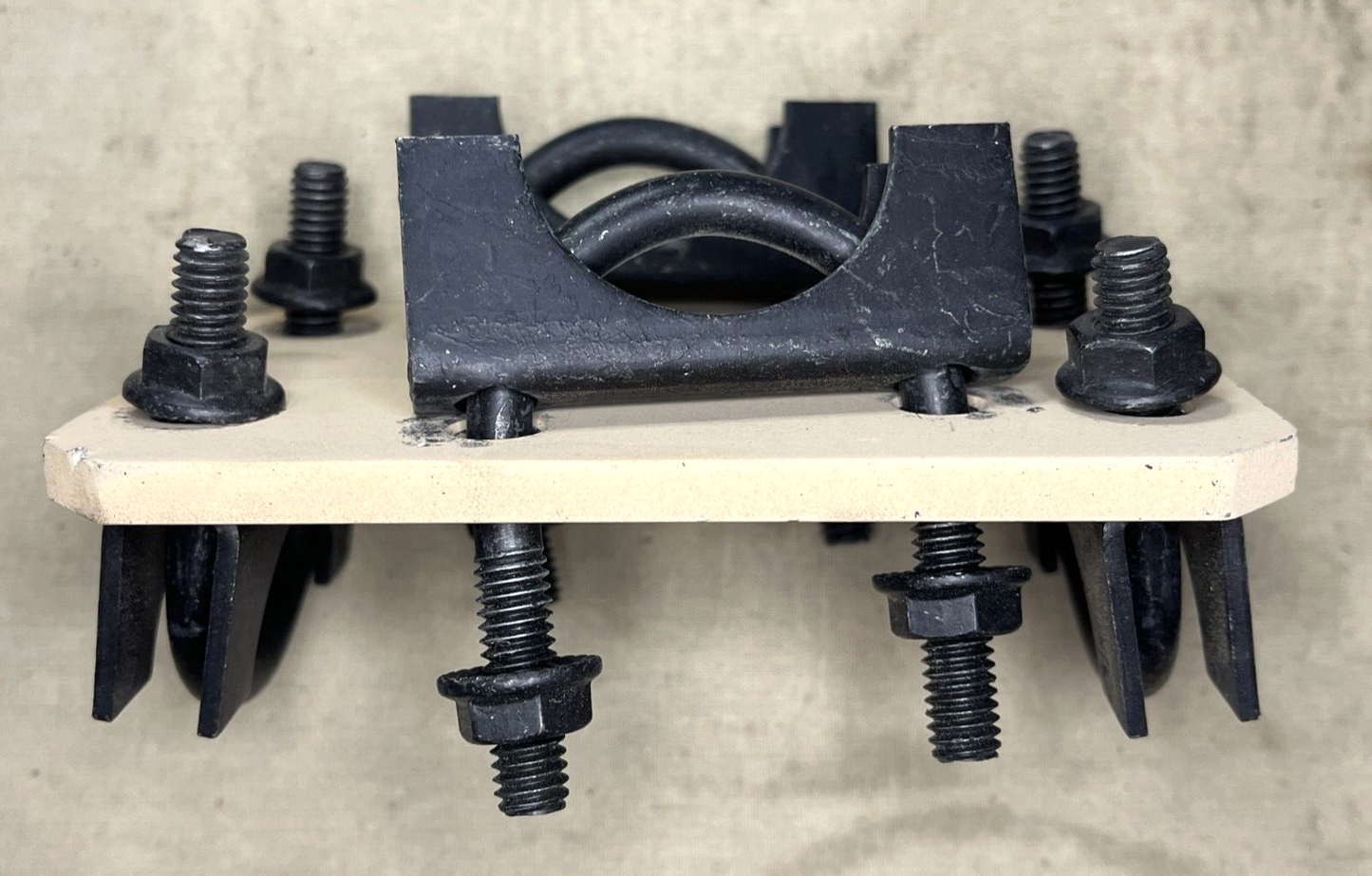 NEW MRAP-MATV PIPE CLAMP ASSEMBLY 0903234028-1 0903234028 5340-01-586-0797