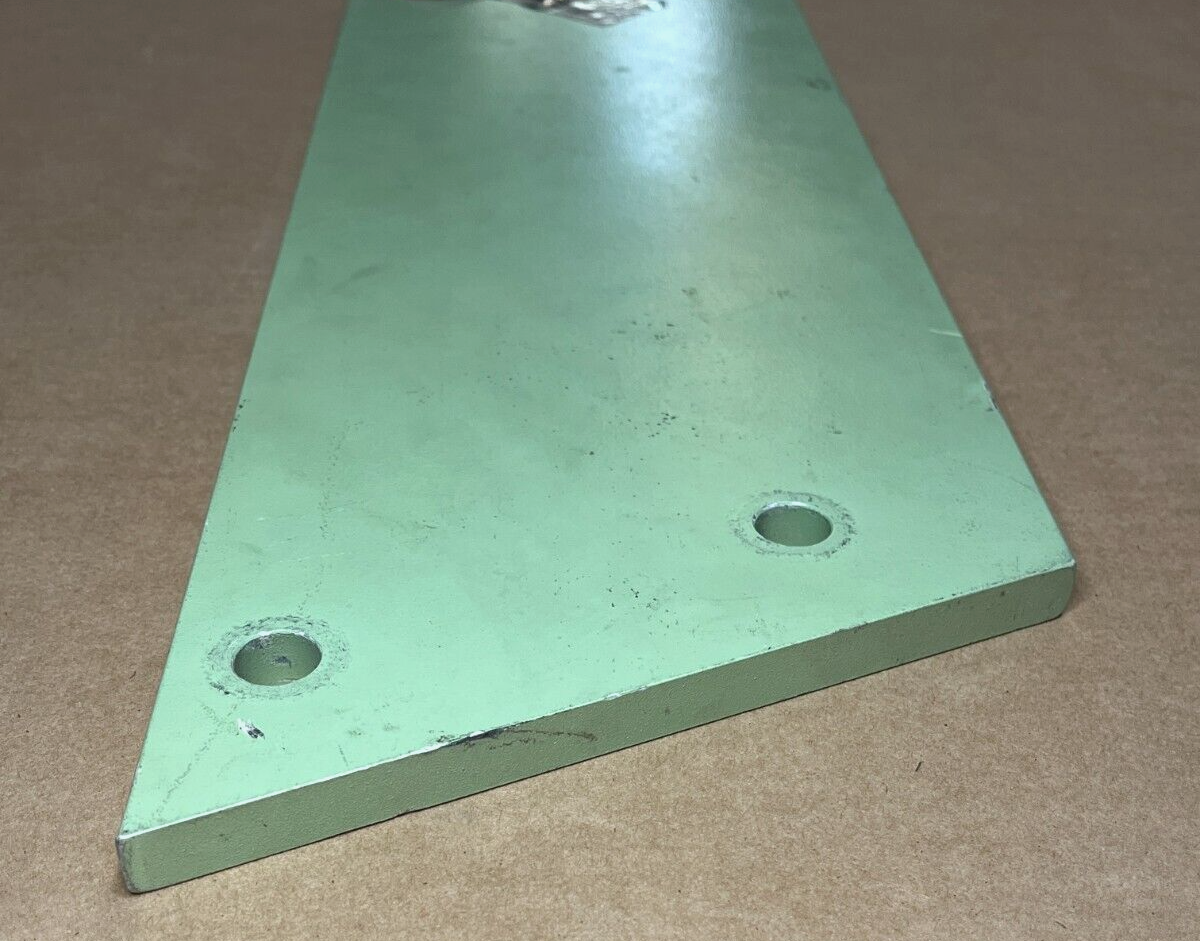 BRADLEY FIGHTING VEHICLE SYSTEM 12469929 MOUNTING PLATE 5340-01-475-6931 NOS