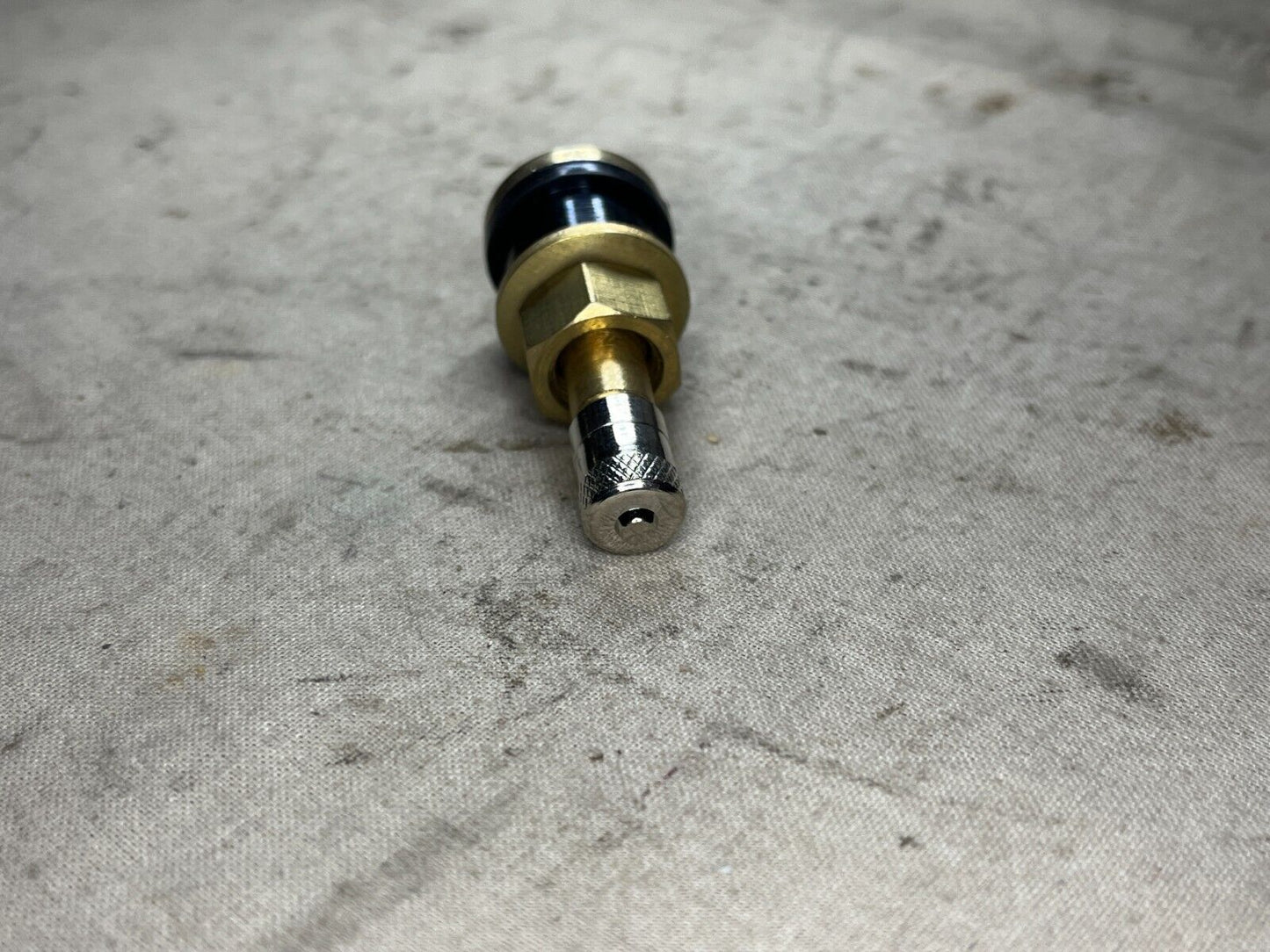 CUCV TRUCK 1/4T A-A52611-2-2-TR50 1/5'' PNEUMATIC TIRE VALVE 2640-00-555-2829