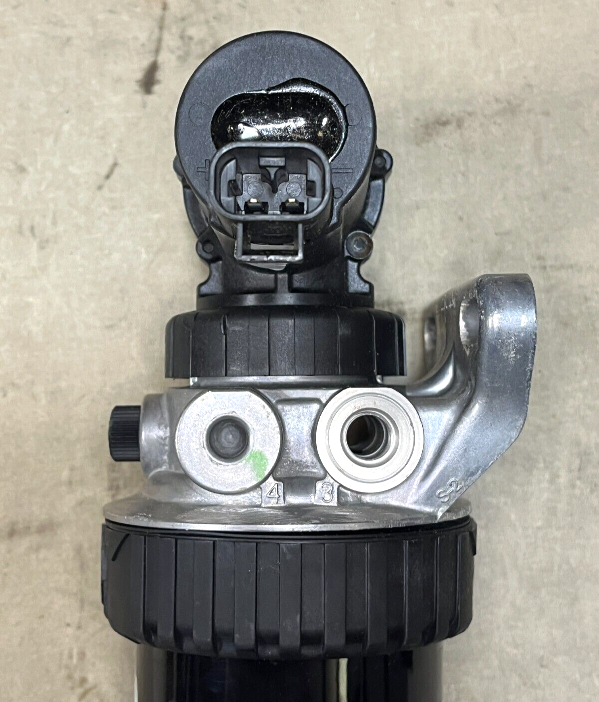 LOADER UTILITY 624KR JOHN DEERE RE541922 FLUID FILTER BODY 2910-01-567-3463