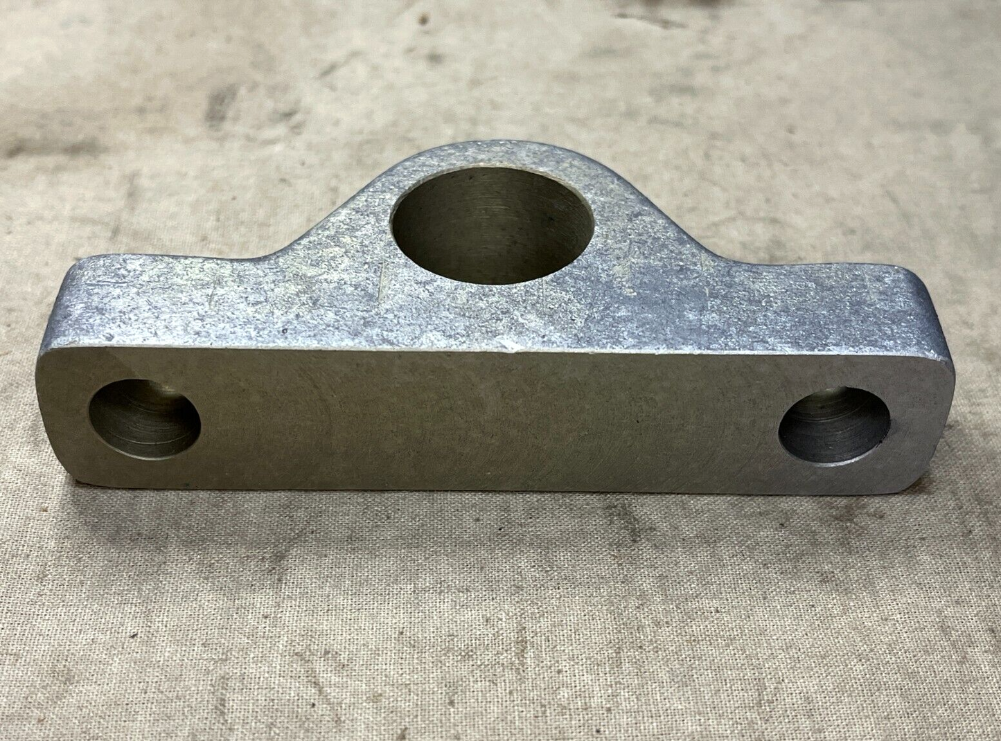 M-113A1, M-113A2 TANK 10886486 ROTATING SHAFT EYE BRACKET 3040-00-412-1981 NOS