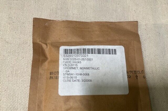 BOEING AH-64 APACHE 309115 NONMETALLIC GROMMET 7-311527068-27 5325-01-257-3321