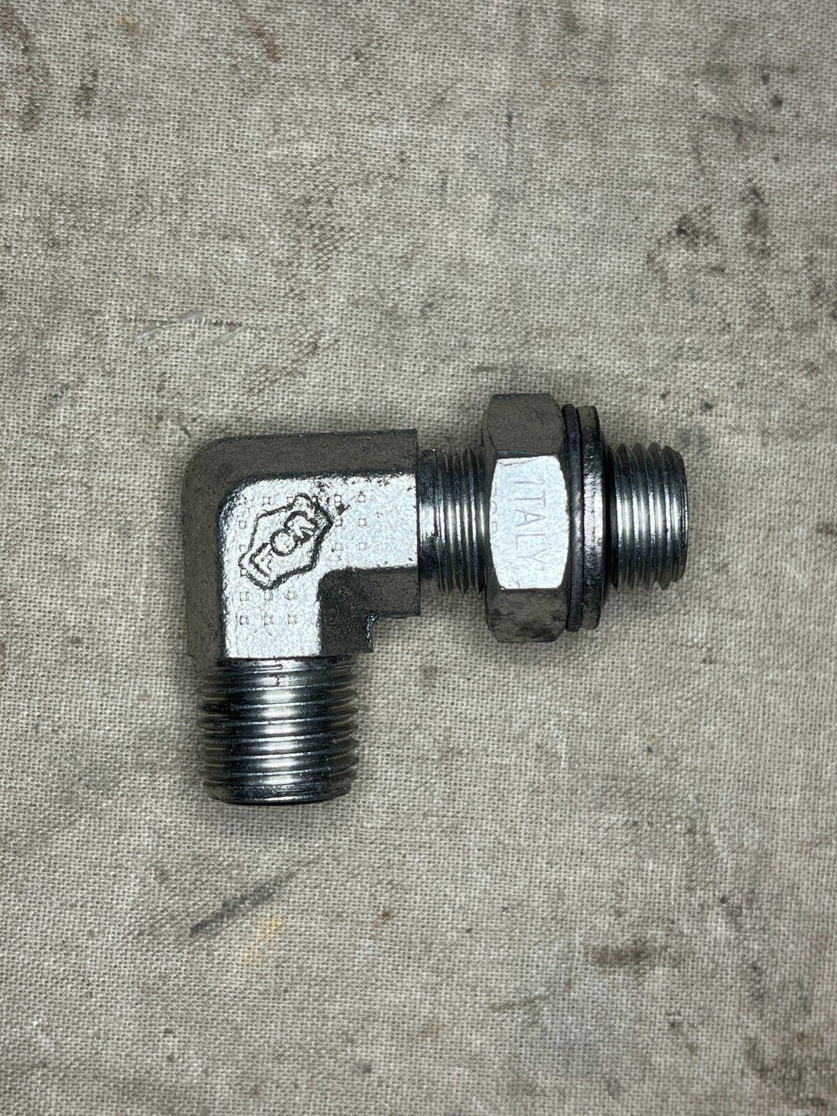 PIPE ELBOW 9/16''-18 X 1/4, 3/8 MALE 520''-19 CC-0009697 4730-01-617-2972 NOS