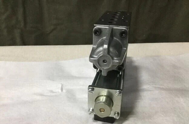HEMTT M977 4-WAY DIRECTIONAL CONTROL LINEAR VALVE 85564-01-24P 4820-01-193-1866