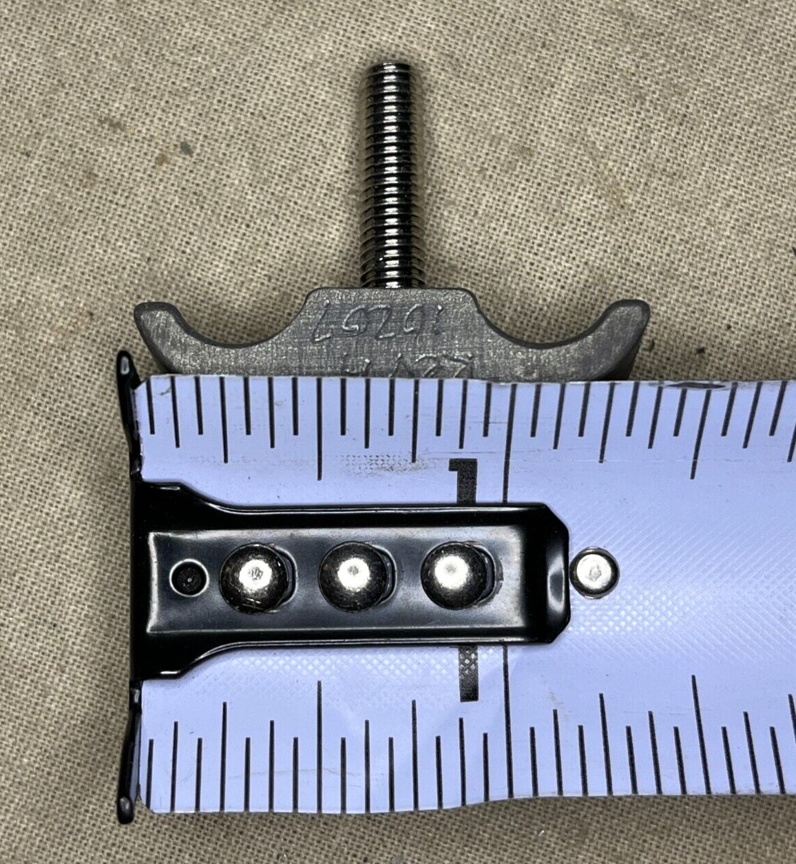 AIRCRAFT ENGINE F-404 3039T95G01 TUBE CLAMP HALF 10158518 2840-01-135-1402 NOS