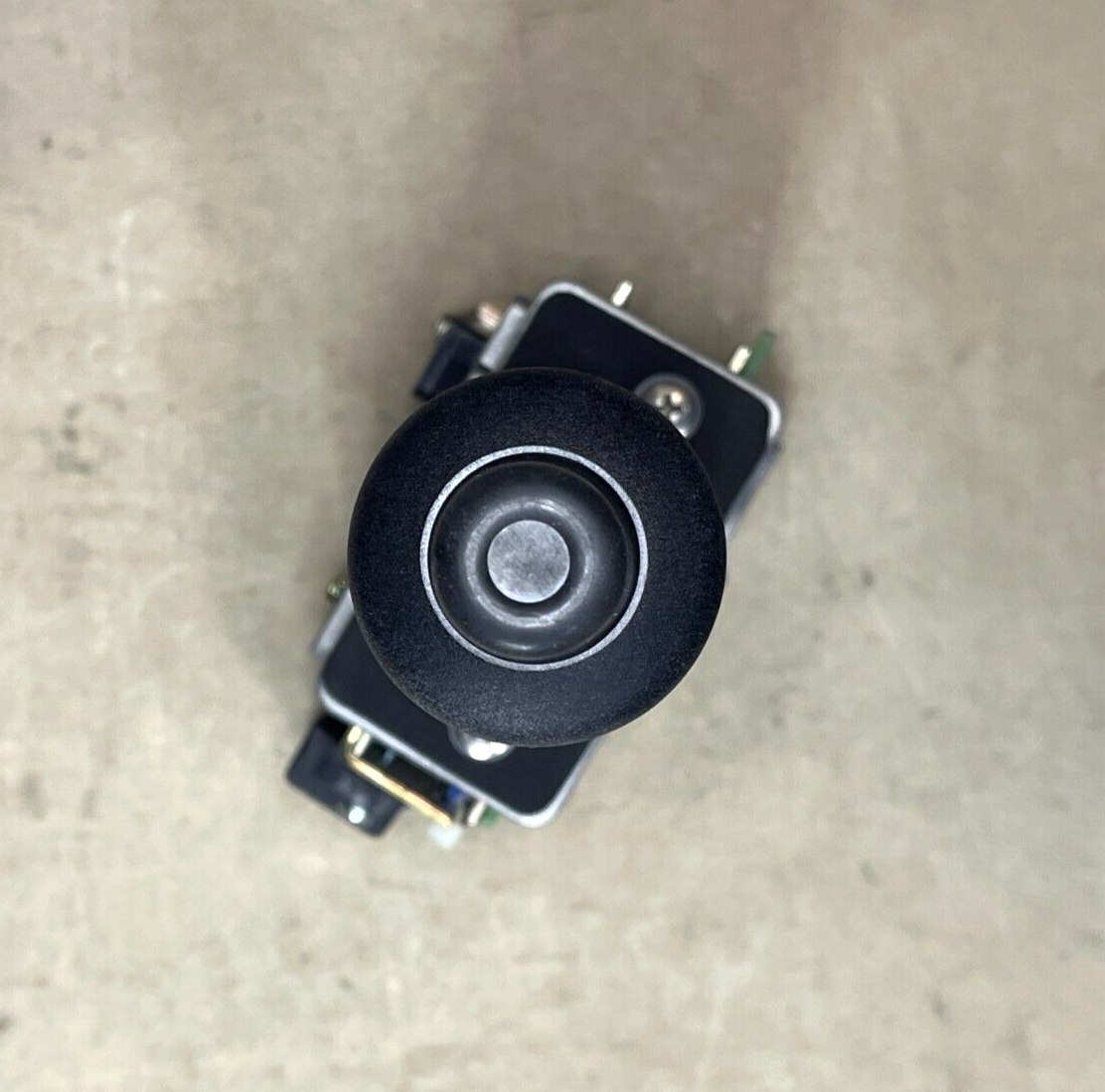 NEW OEM CONTROLS MS4M7114 2A8-06952 277VAC LEVER SWITCH 5930-01-424-4131