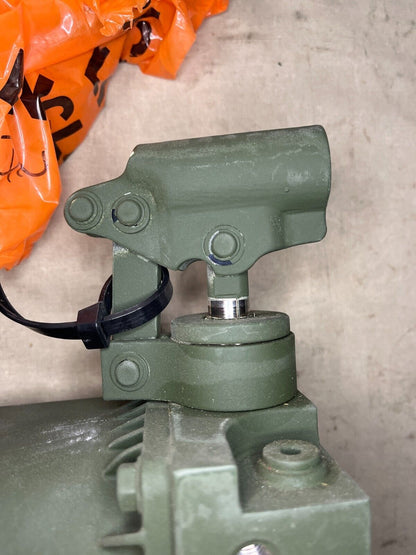 LMTV FMTV 12420700 CAB LIFT HAND DRIVEN HYDRAULIC RAM PUMP 4320-01-432-0321 NOS