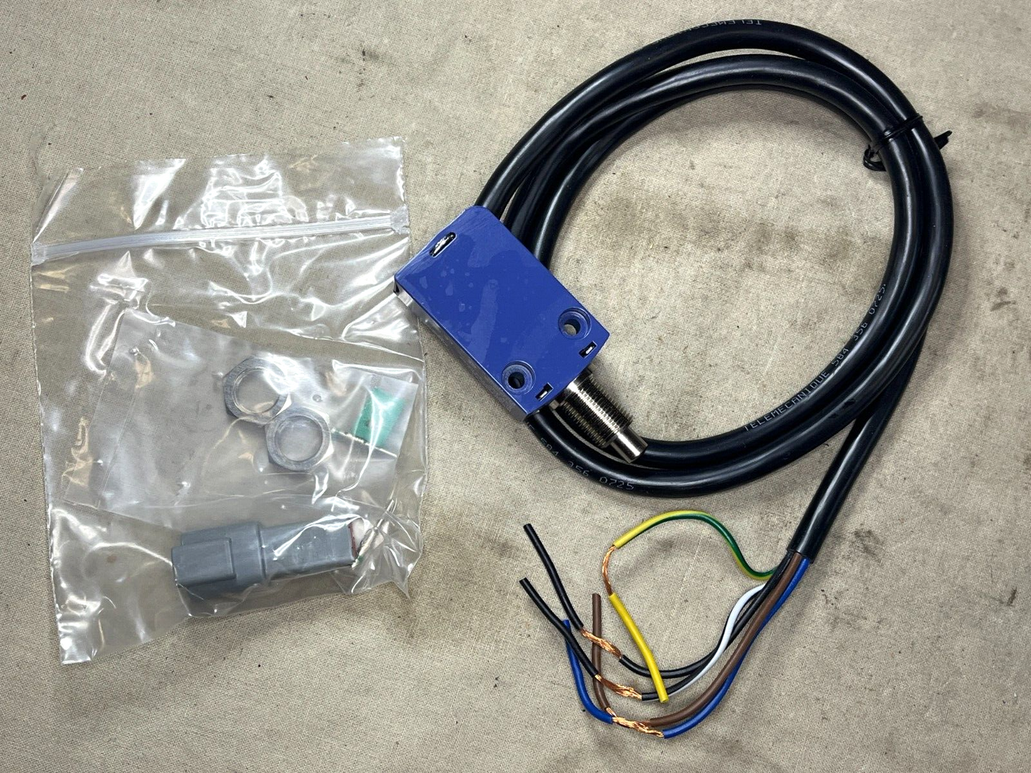 MRAP BAE SYSTEMS R0068552 PUSH SWITCH CENTER HATCH ASSY 5930-01-557-6564