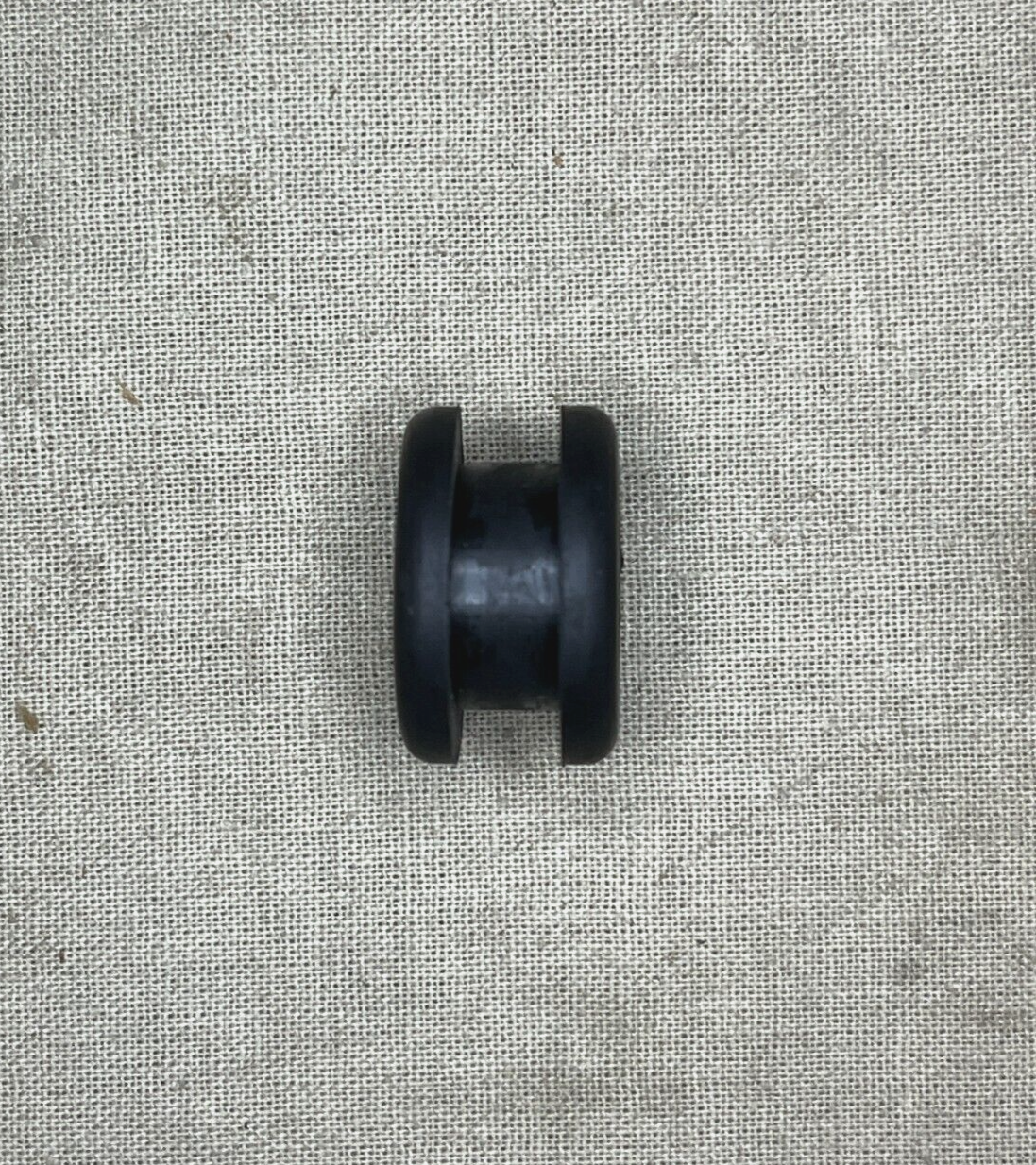 NEW NONMETALLIC GROMMET LEFT HAND 5-5299 G-5299 10-2299-1B 5325-01-626-2578