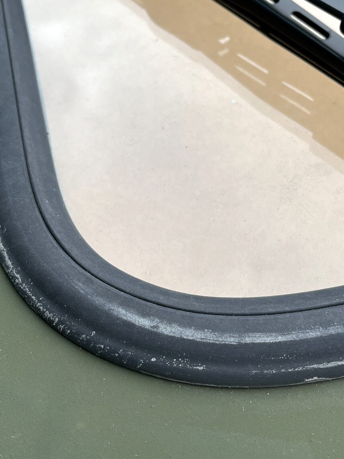 M1161 GROWLER ITV-LSV FRONT WINDSHIELD HALF WITH MOTOR 43016400 2510-01-605-2532