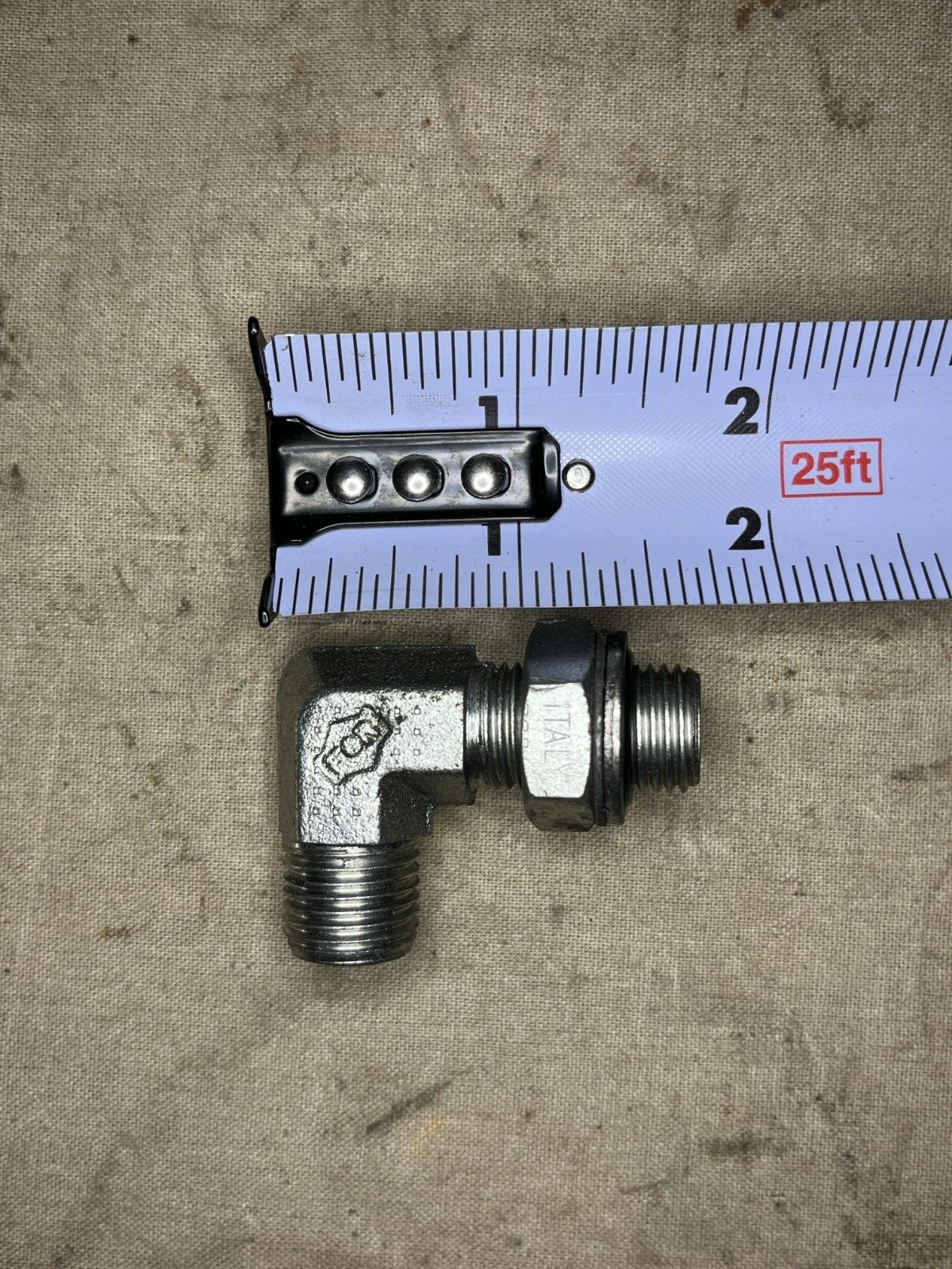 PIPE ELBOW 9/16''-18 X 1/4, 3/8 MALE 520''-19 CC-0009697 4730-01-617-2972 NOS