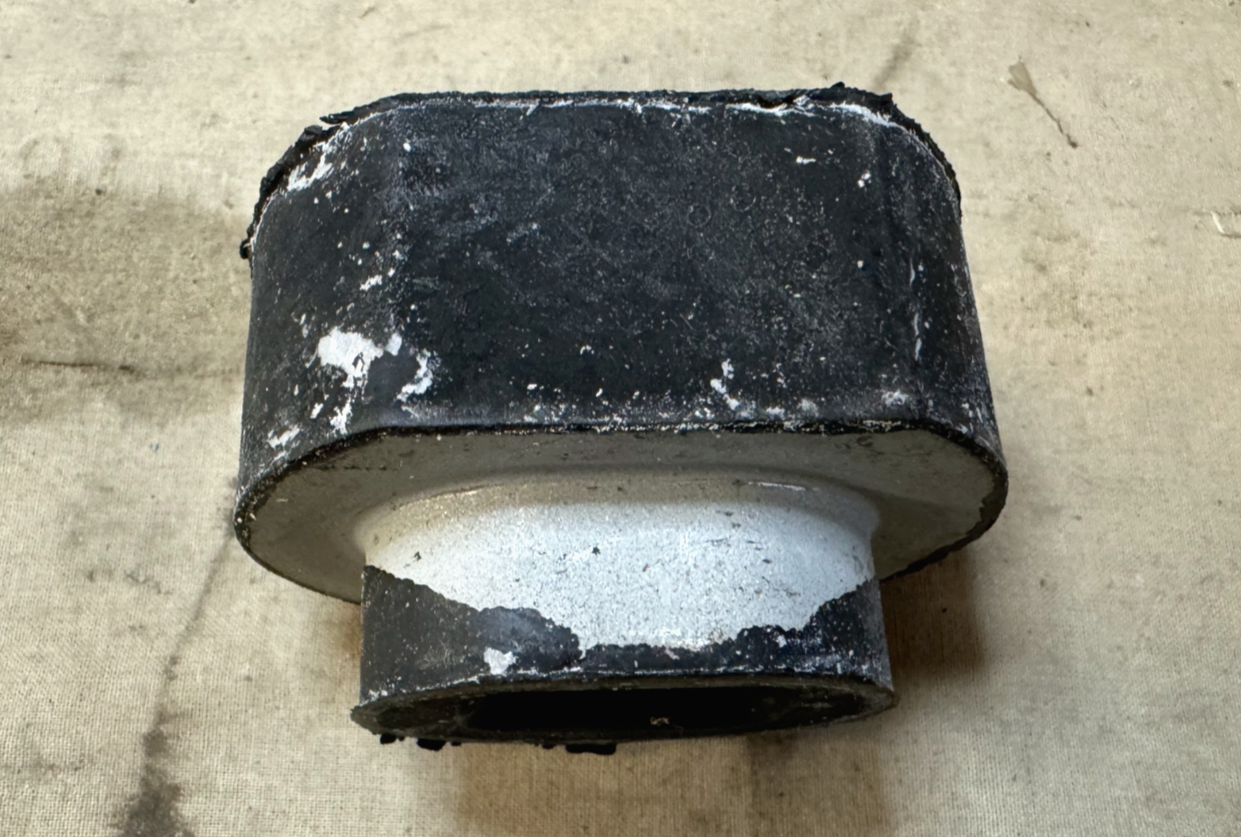 M998 HMMWV 12339244-1 WEAPON SYSTEM RESILIENT MOUNT 5569270 5342-01-189-5452 NOS