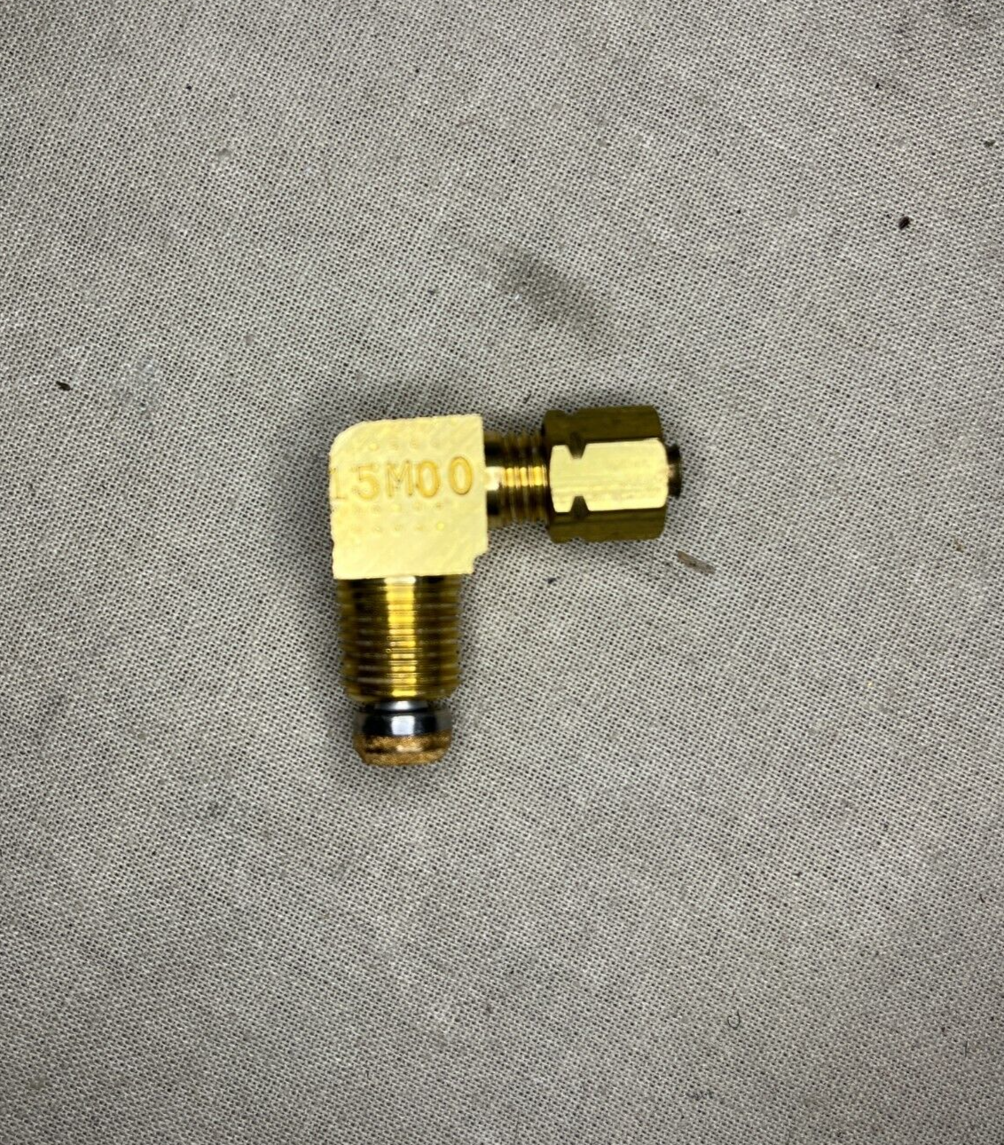 (1) MTVR OSHKOSH 4HA885 PIPE TO TUBE ELBOW 5/16"-24 FITS MILITARY MK23 TRUCK