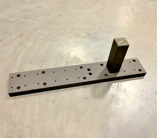 NEW NAVISTAR DEFENSE 3688646C91L FORWARD PILLAR PLATE SUPPORTS 2590-01-563-9512