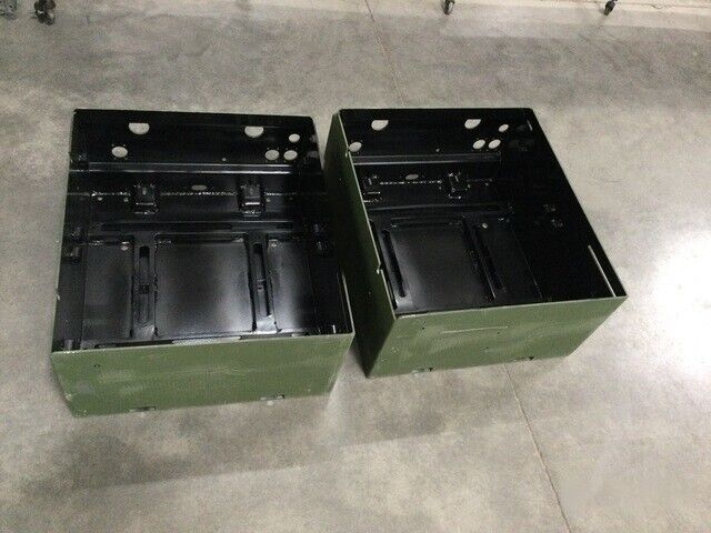 (1) GENUINE FIRE FIGHTING TRUCK OSHKOSH 4253345 BATTERY BOX 6160-01-659-4887