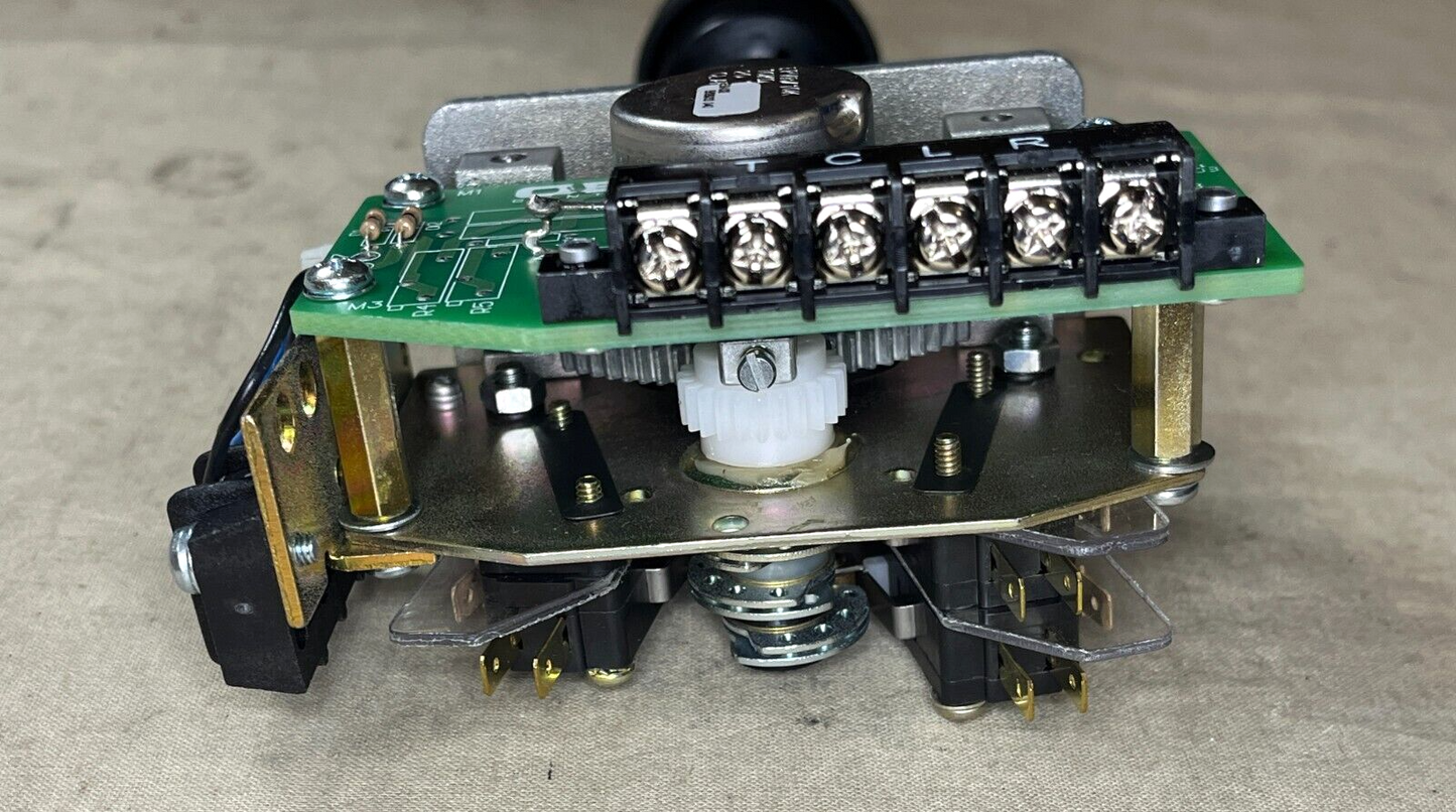 NEW OEM CONTROLS MS4M7114 2A8-06952 277VAC LEVER SWITCH 5930-01-424-4131