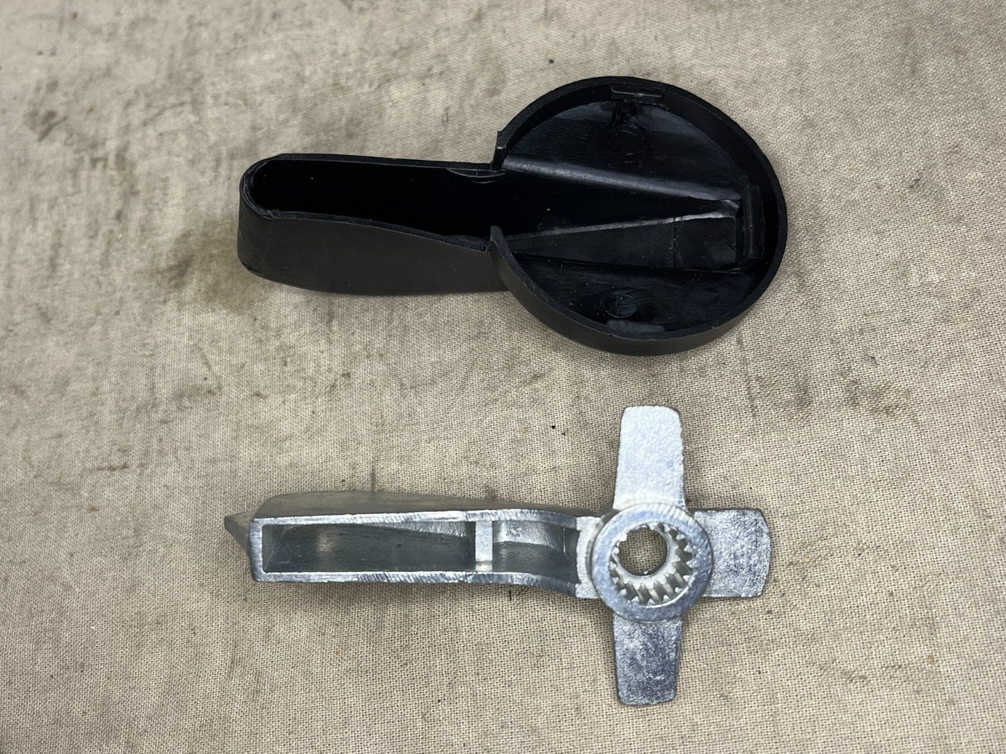 FMTV/LMTV TRUCK 12417502 INSIDE VEHICULAR INTERIOR DOOR HANDLE 2540-01-378-9352