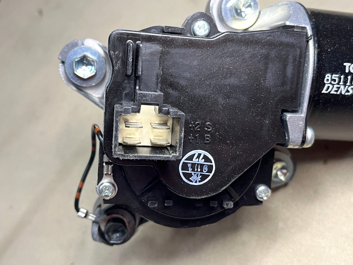 GENUINE OEM TOYOTA DENSO 85110-35270 MOTOR ASSEMBLY FRONT WINDSHIELD WIPER