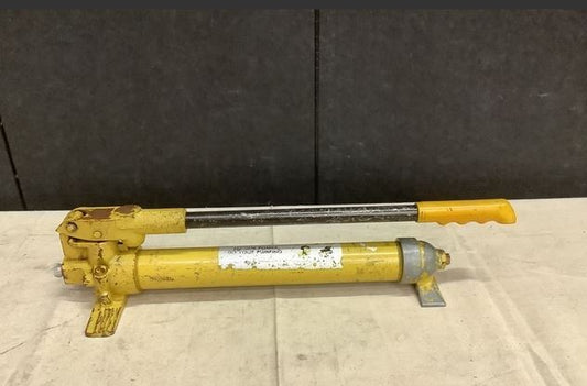 ENERPAC P39 SINGLE SPEED HYDRAULIC HAND PUMP 700 BAR J2816K