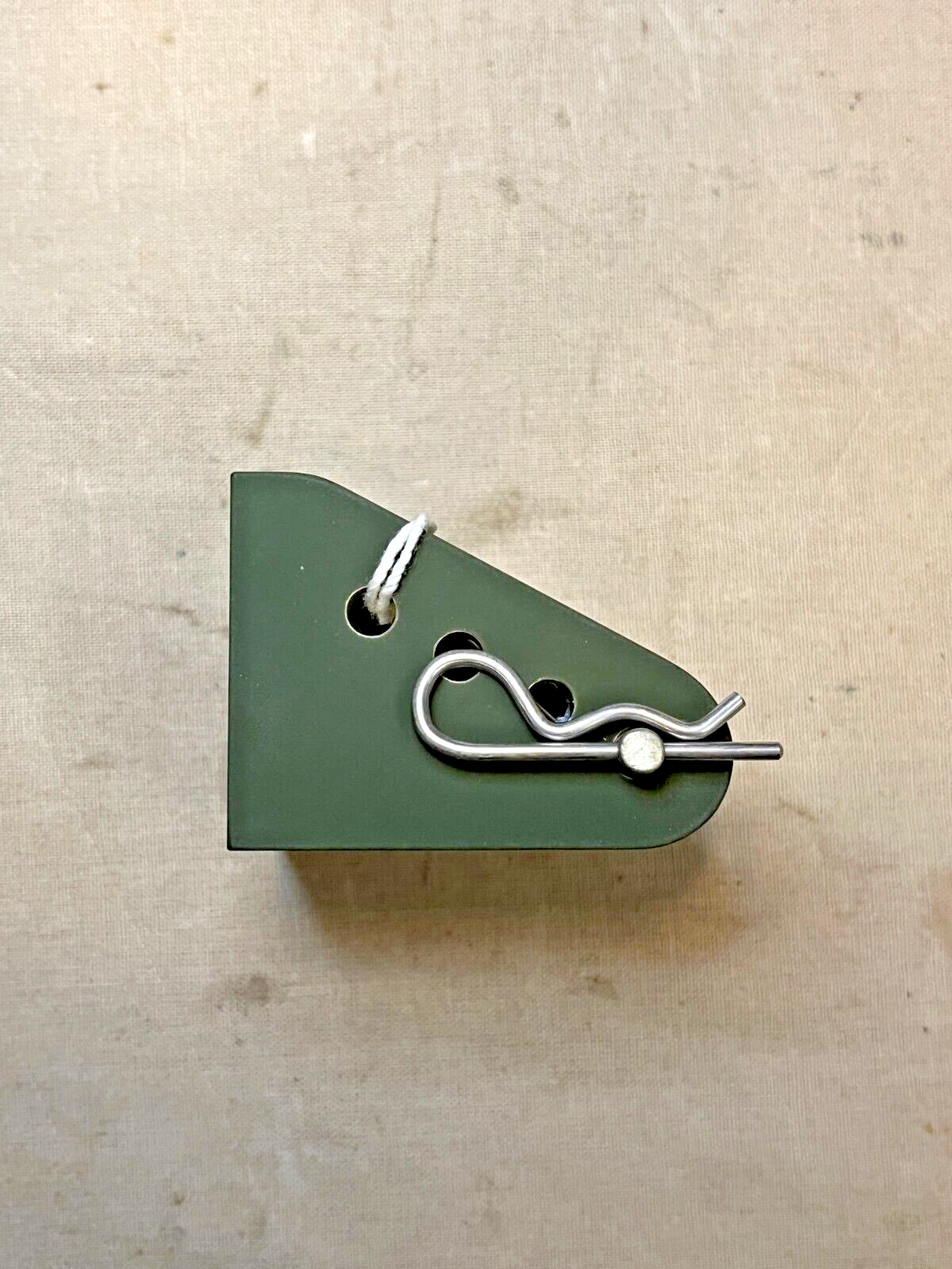 BRADLEY FIGHTING VEHICLE 13640067 HOLD DOWN BRACKET ASSEMBLY 5340-01-589-3897