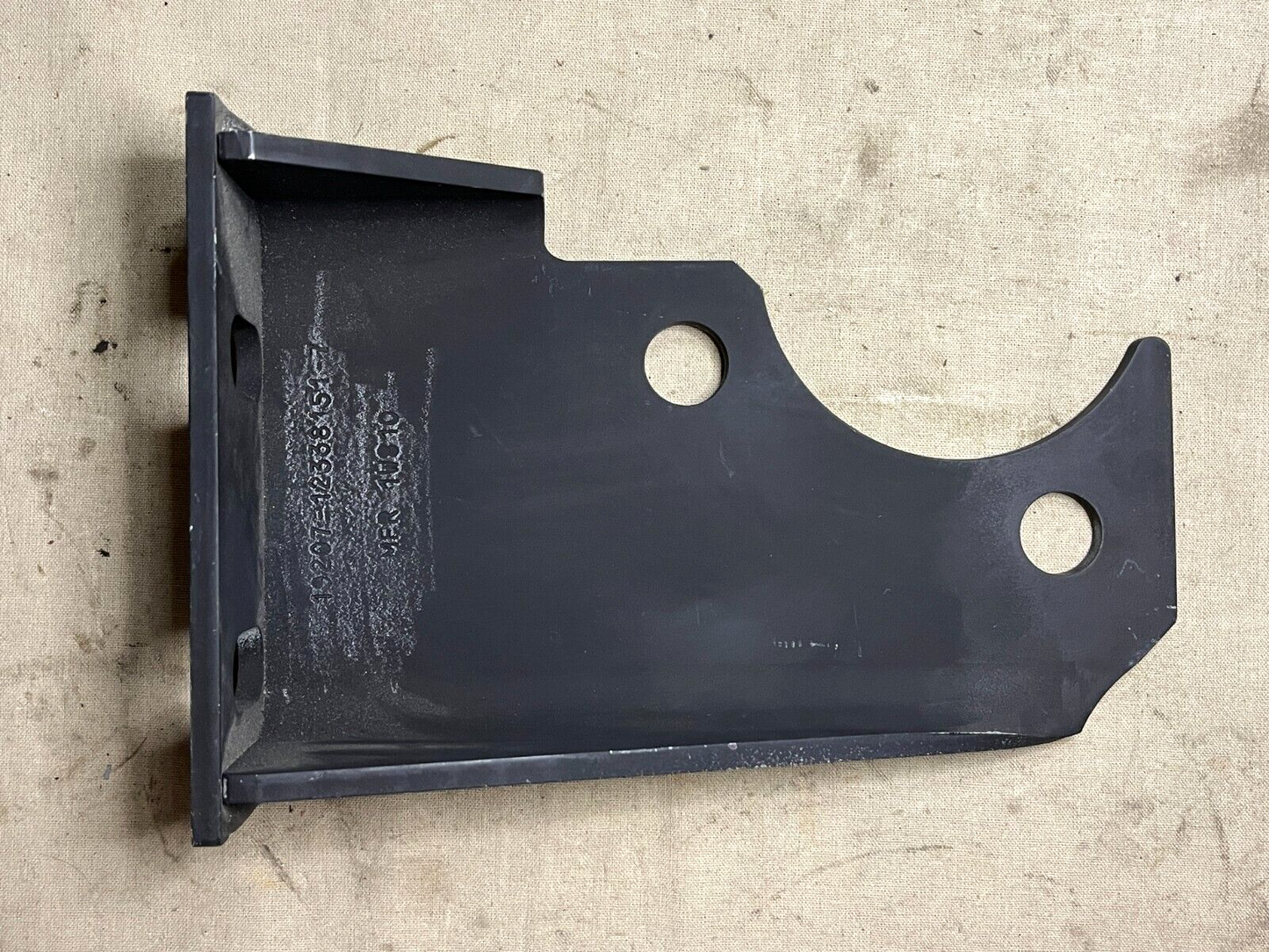 M998 HMMWV 12338151-7 REAR DIFFERENTIAL BRACKET 12338151 2590-01-394-8134 NOS