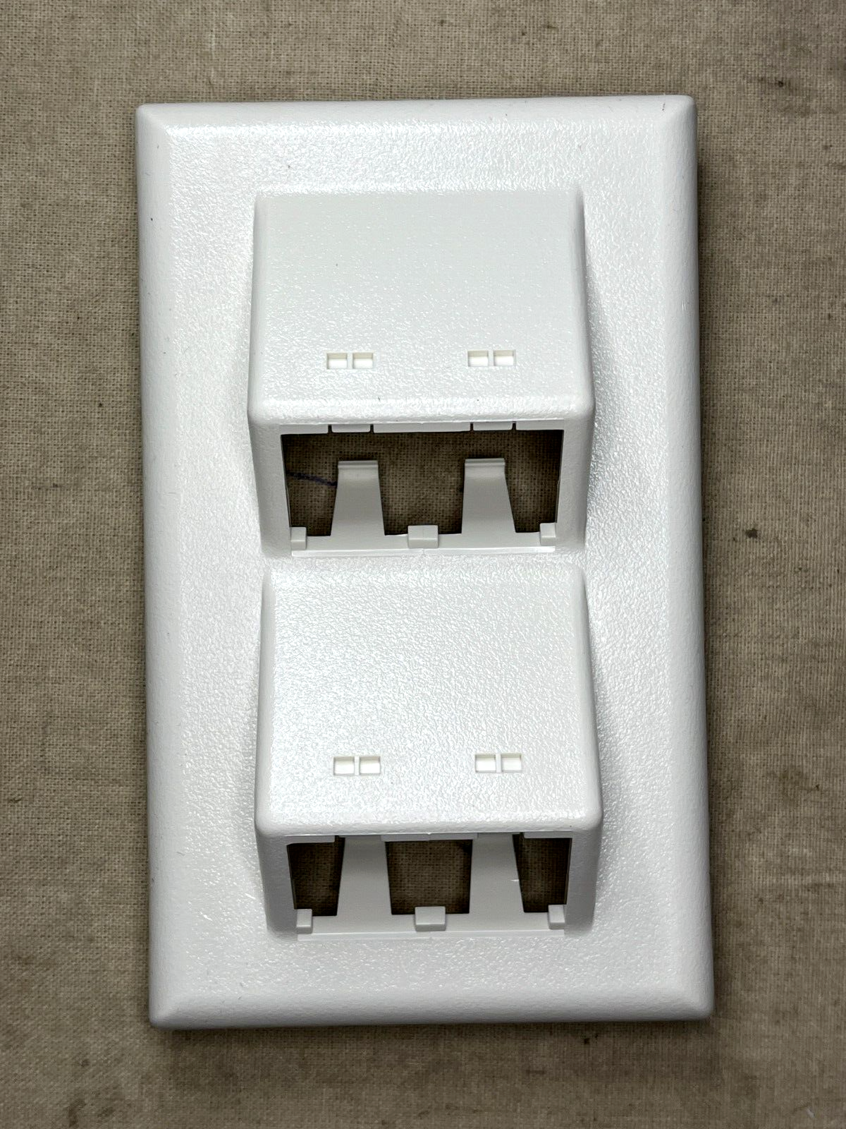 PANDUIT, SNAP-ON T-70 FACEPLATE SLOPED SURFACE RACEWAY WIRE ROUTING SYS T70FV4IW