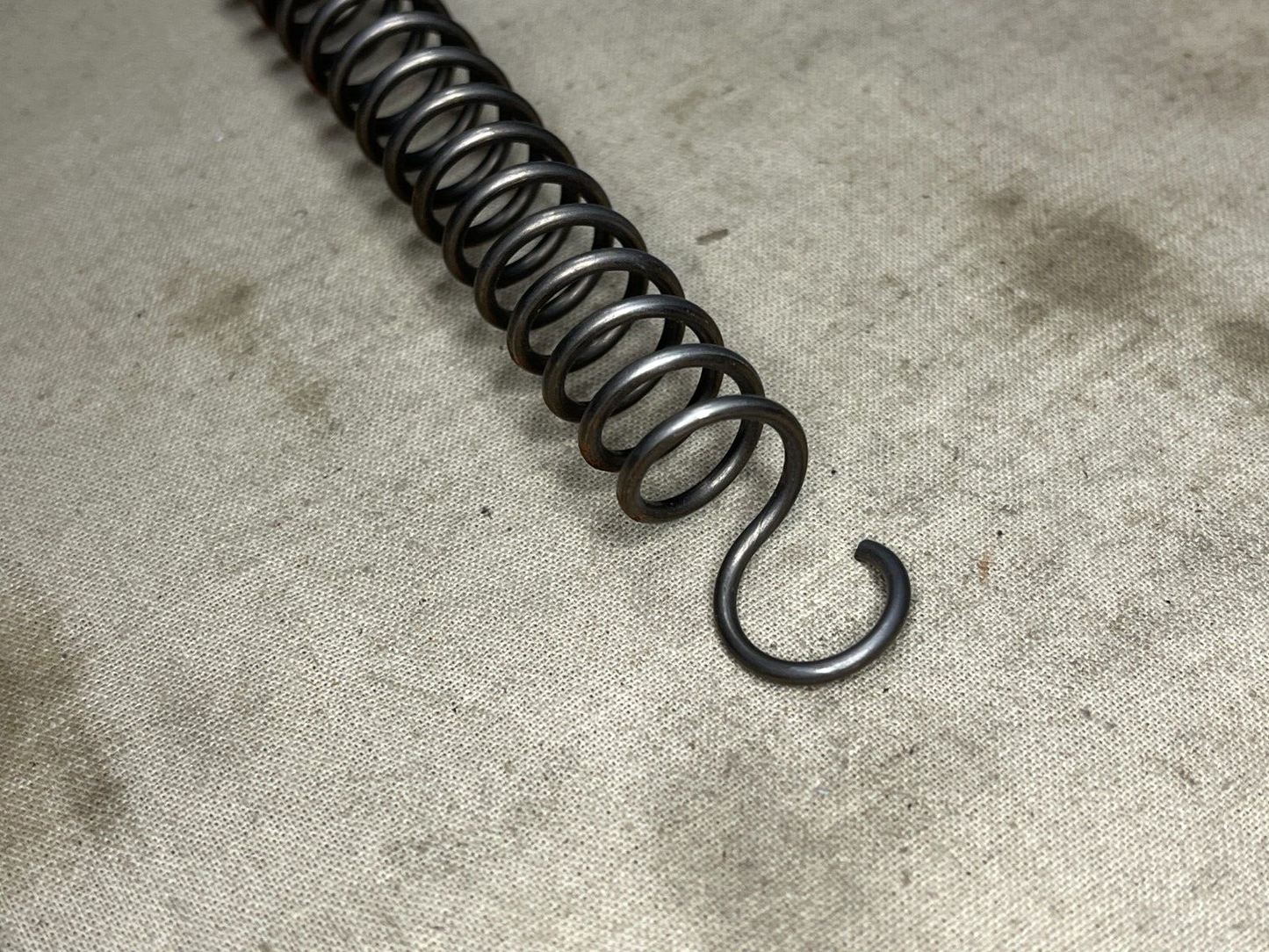 EXTENSION HELICAL SPRING RIGHT OR LEFT HAND 5-45-5041 5360-01-290-9758 NOS