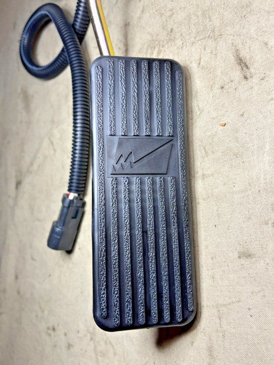 HET M1070, MRAP-M-ATV 133782 THROTTLE PEDAL CONTROL 3242634 2540-01-507-9504