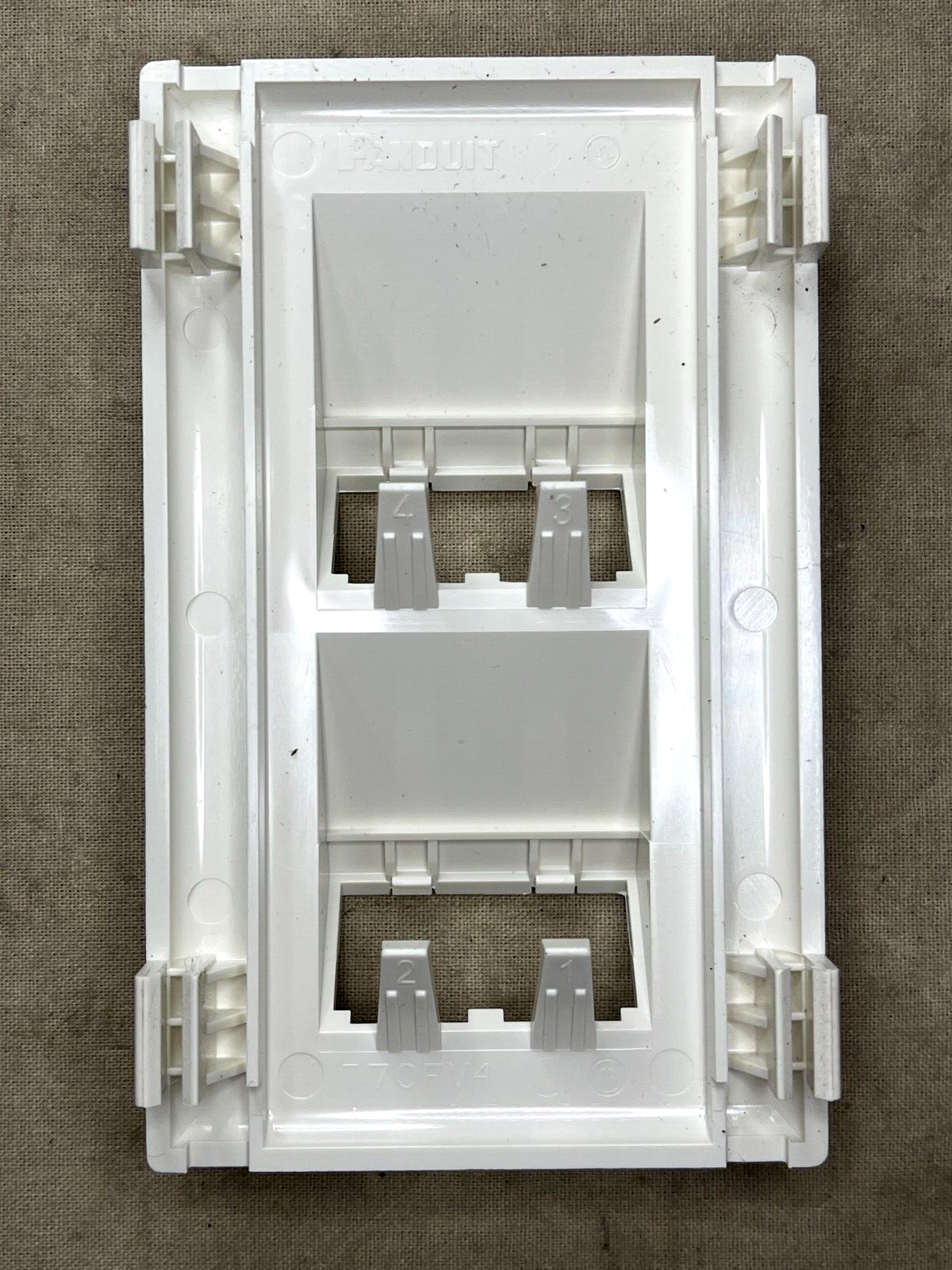 PANDUIT, SNAP-ON T-70 FACEPLATE SLOPED SURFACE RACEWAY WIRE ROUTING SYS T70FV4IW