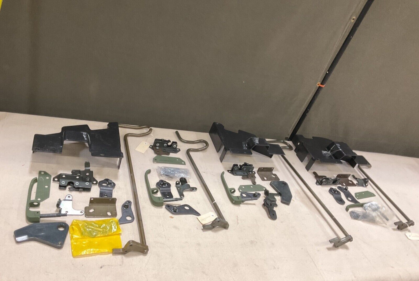 HUMMVEE BAE 6433393-01M1 VEHICULAR DOOR LOCK SET 4660944 2510-01-542-7379